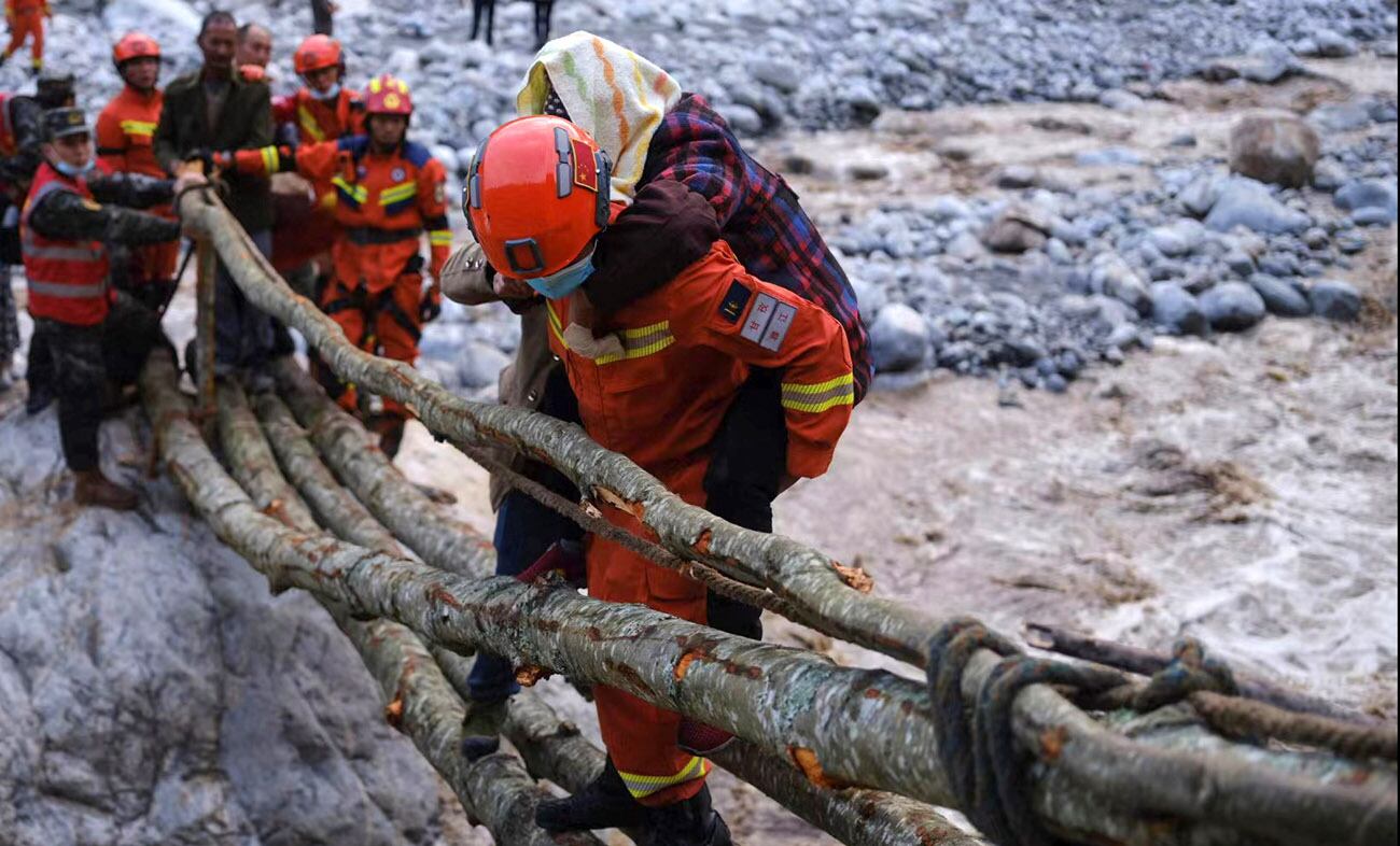 Rescatistas trasladan a los sobrevivientes a través de un río luego de un terremoto en la ciudad de Moxi del condado de Luding, en la provincia de Sichuan, suroeste de China. (AP)