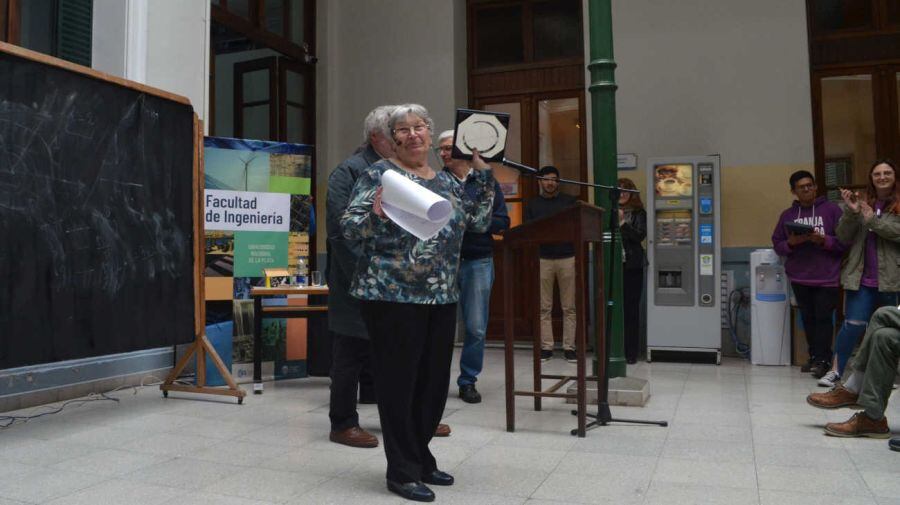 la Facultad de Ingeniería de la Universidad Nacional de La Plata la distinguió como Profesora Honoraria y le permitió brindar una disertación sobre "Ecuaciones diferenciales de primer orden".