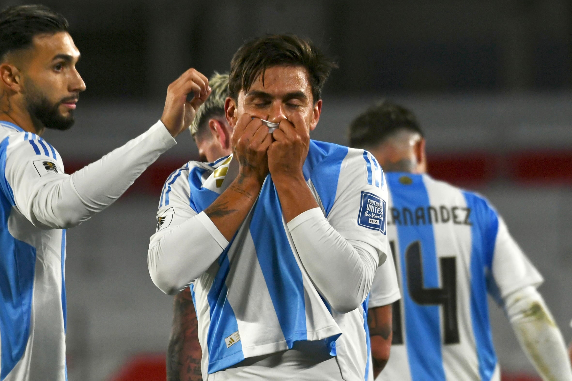 Paulo Dybala y un festejo especial. El 3-0 a Chile y el beso a la camiseta de Argentina. (Prensa AFA).