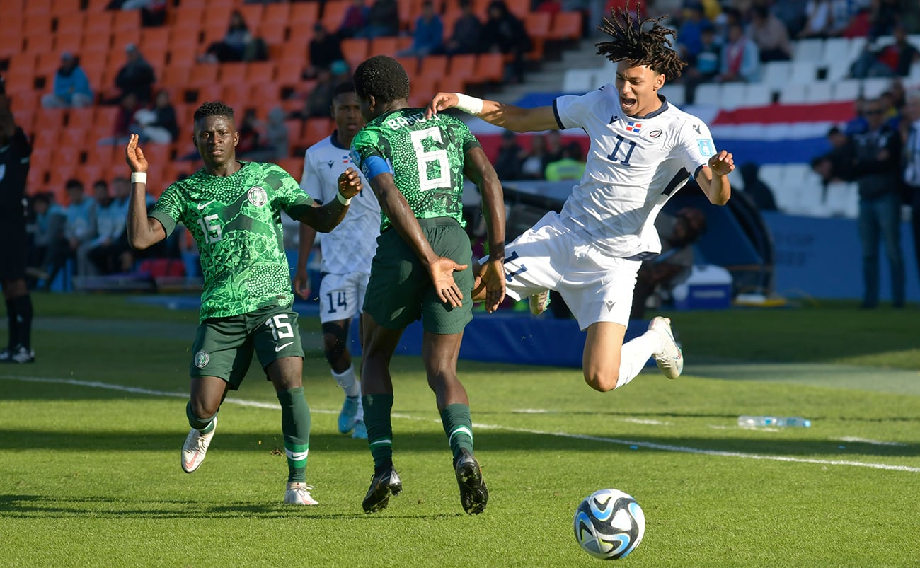 Bameyi, capitán de Nigeria, en acción en el Malvinas Argentinas ante República Dominicana. / Foto: Orlando Pelichotti