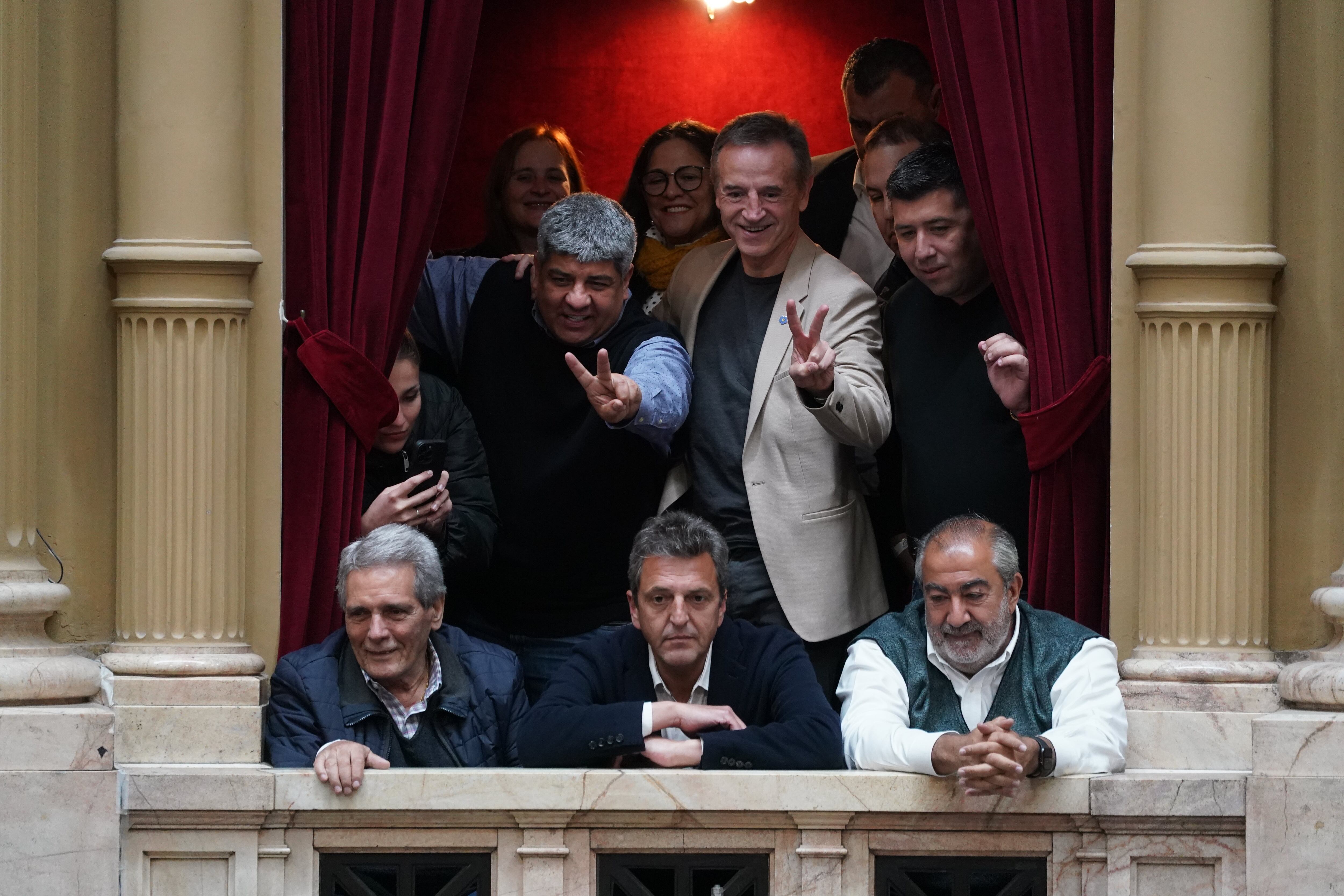 Sergio Massa apareció en el recinto y acompañó a Pablo Moyano y Hector Daer que siguieron el debate en Diputados. Foto: Clarín