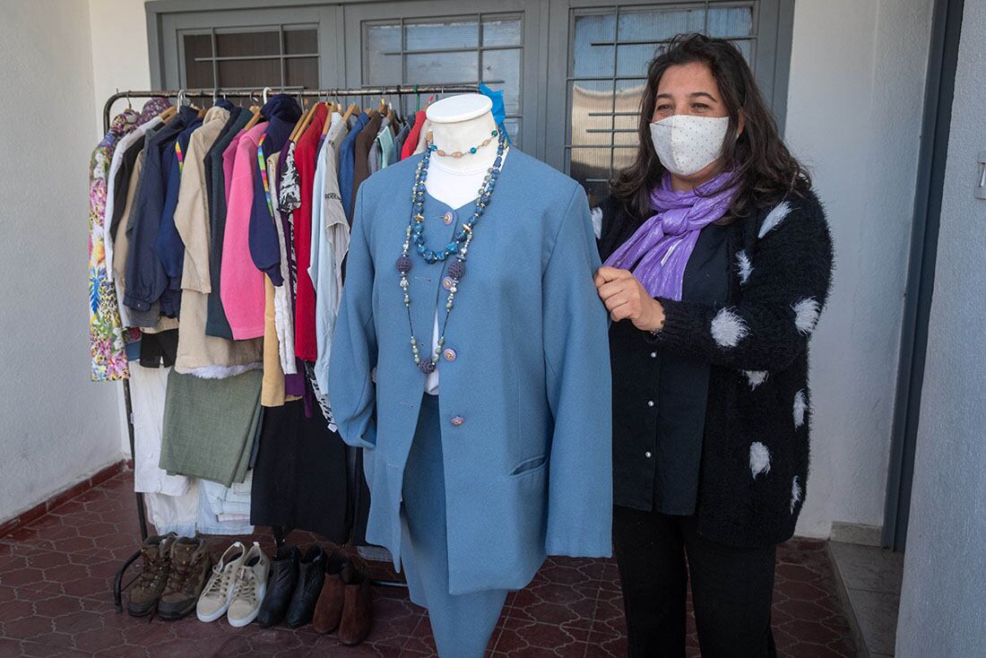 Celeste Fabregat hace trueque de ropa por comida en su casa del barrio Foecyt en Godoy Cruz.