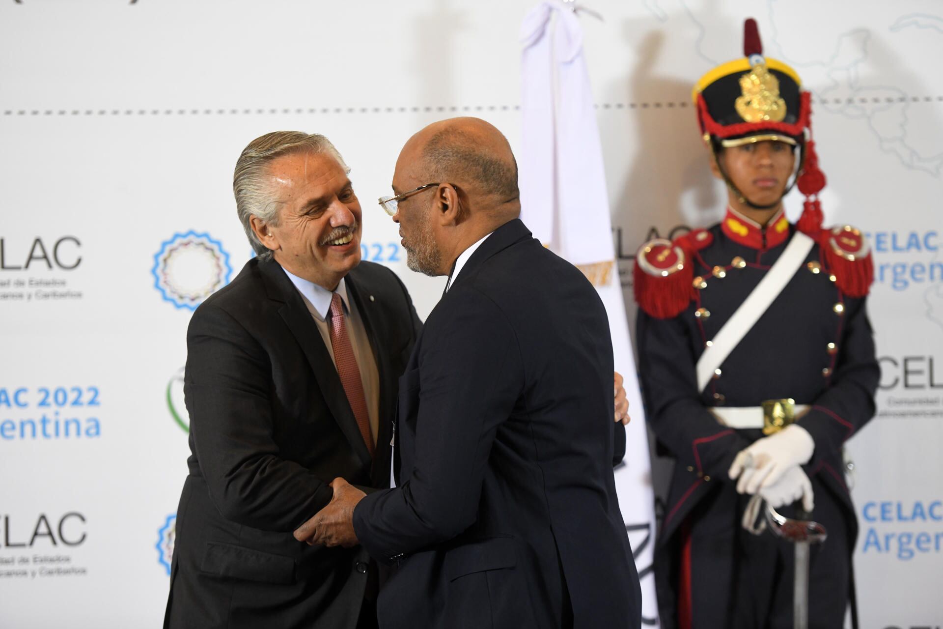 Alberto Fernández, recibe al Primer Ministro de Haití, Ariel Henry, en el inicio de la cumbre de la CELAC, hoy en Buenos Aires (Argentina). EFE/Enrique García Medina