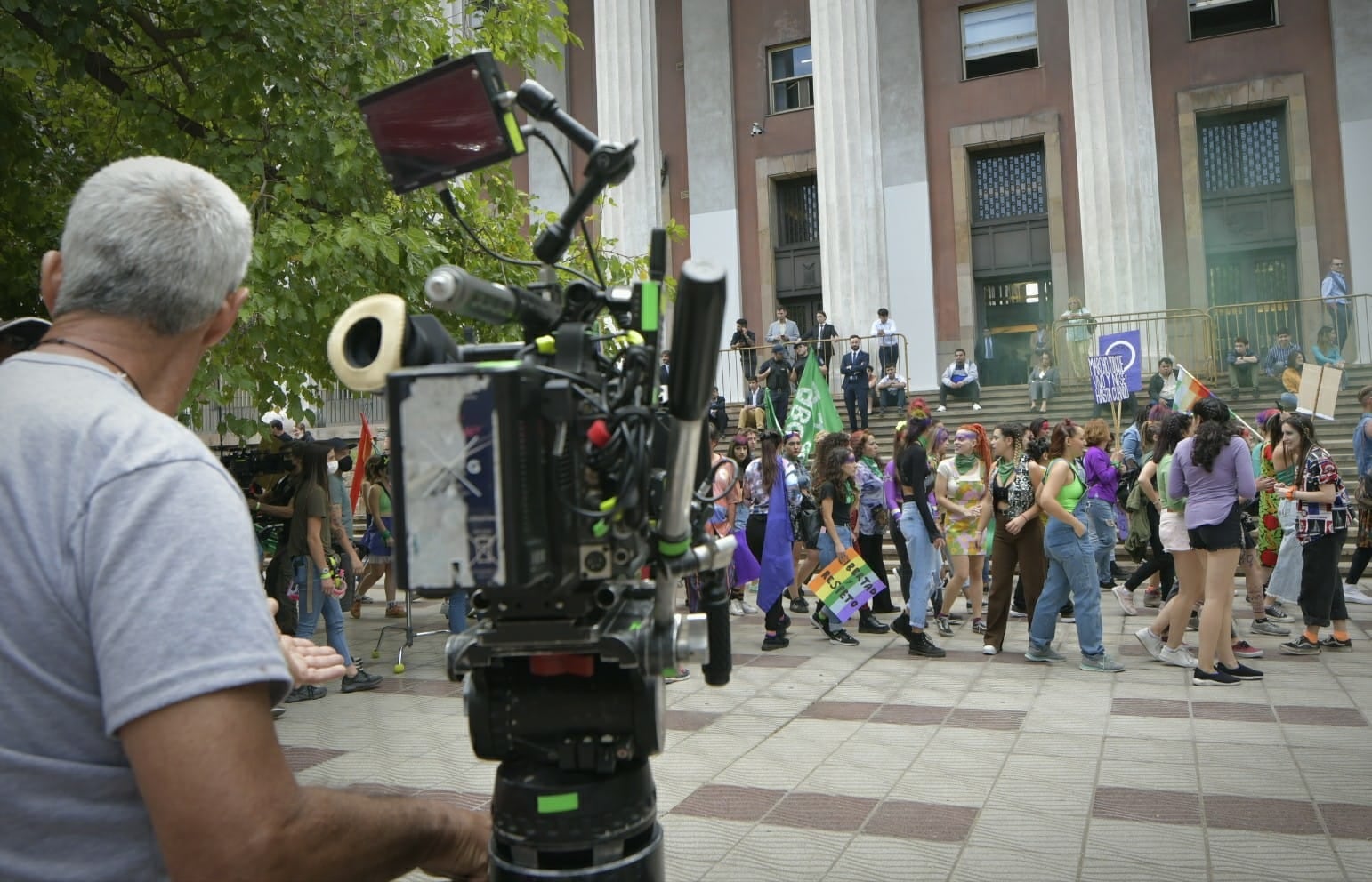 Filman en el Palacio de Justicia de Mendoza, escenas de la película que protagonizan Laurita Fernández y Benjamín Vicuña.