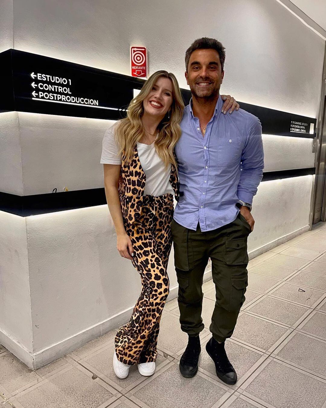 Laurita Fernández junto a "Peluca", el productor con quien se la vio a los besos