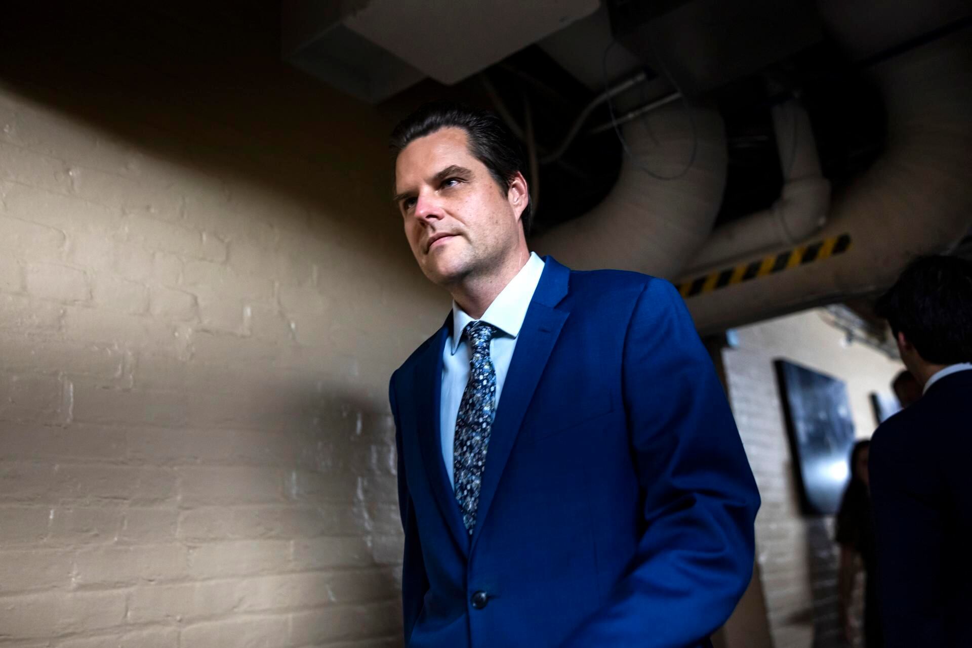 El representante republicano estadounidense de Florida, Matt Gaetz, camina hacia una reunión de la conferencia republicana después de que el ex presidente de la Cámara de Representantes, Kevin McCarthy, fuera destituido de su puesto de liderazgo en el Capitolio de los Estados Unidos en Washington, DC. Foto: EFE/EPA/JIM LO SCALZO