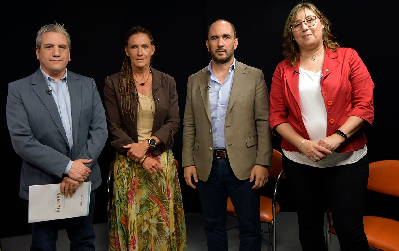 Fernando G. Toledo moderó el diálogo entre Laura Horta (decana de la facultad de Educación de la Universidad Maza), José Thomas (Director General de Escuelas) y Ana Sisti (decana de la Facultad de Educación de la Universidad nacional de Cuyo). Foto: Orlando Pelichotti