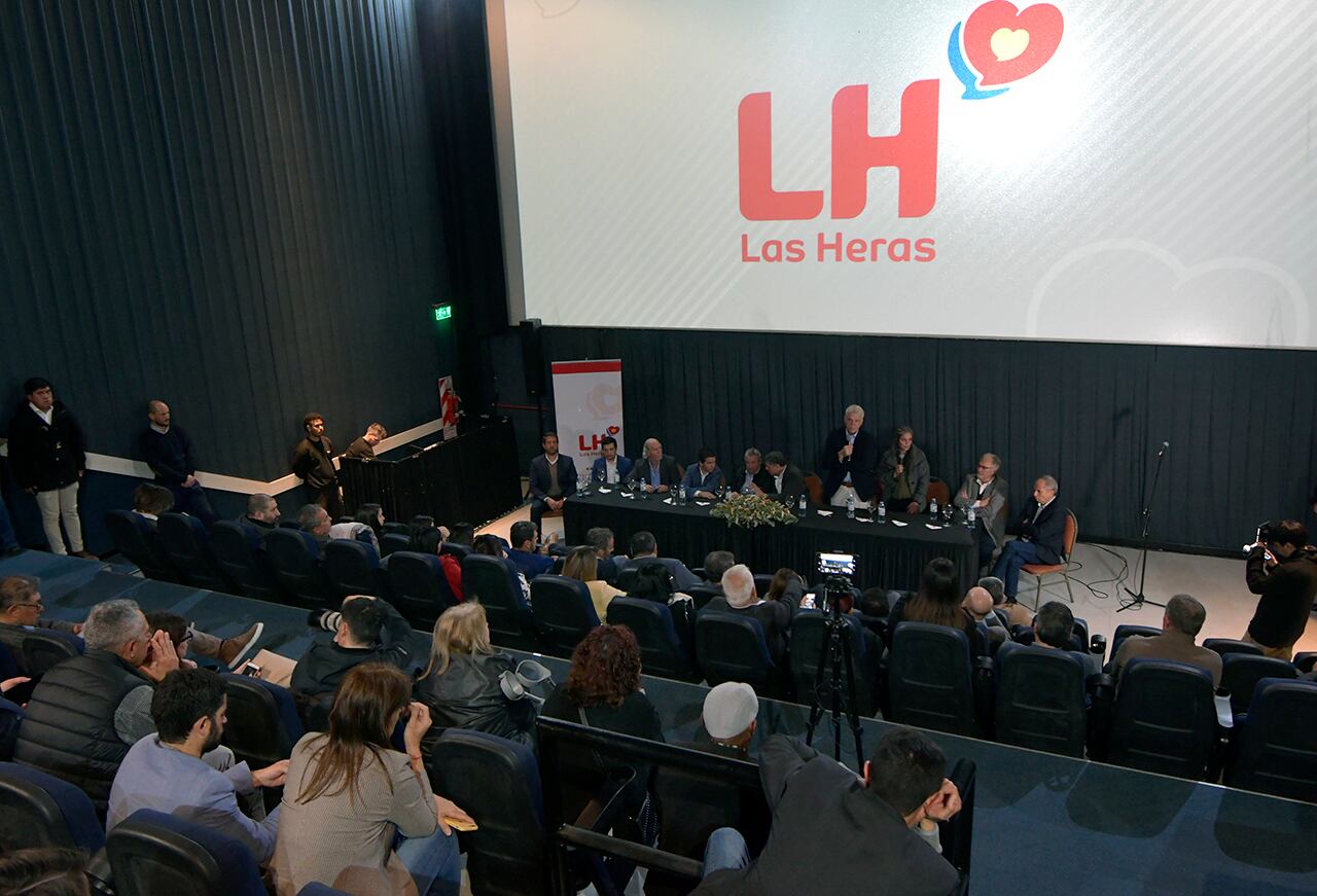 Planta de tratamientos de residuos domiciliarios

Esta mañana el intendente de Las Heras Daniel Orozco presentó la futura inversión de una Planta de tratamientos de residuos domiciliarios de la empresa alemana Alengo, que transforma la materia prima en pequeñas cápsulas vitrificadas

Foto: Orlando Pelichotti / Los Andes