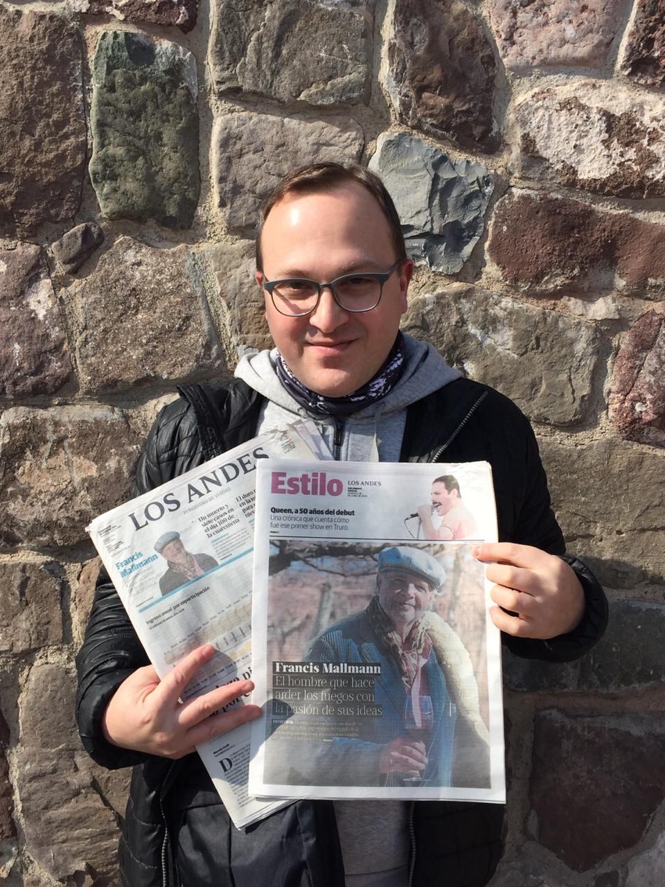 Adrián Sorrentino (actor), con el diario tabloide.