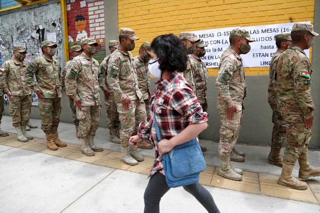 La Paz, Bolivia: La policía militar hace fila frente a una mesa electoral para emitir su voto.