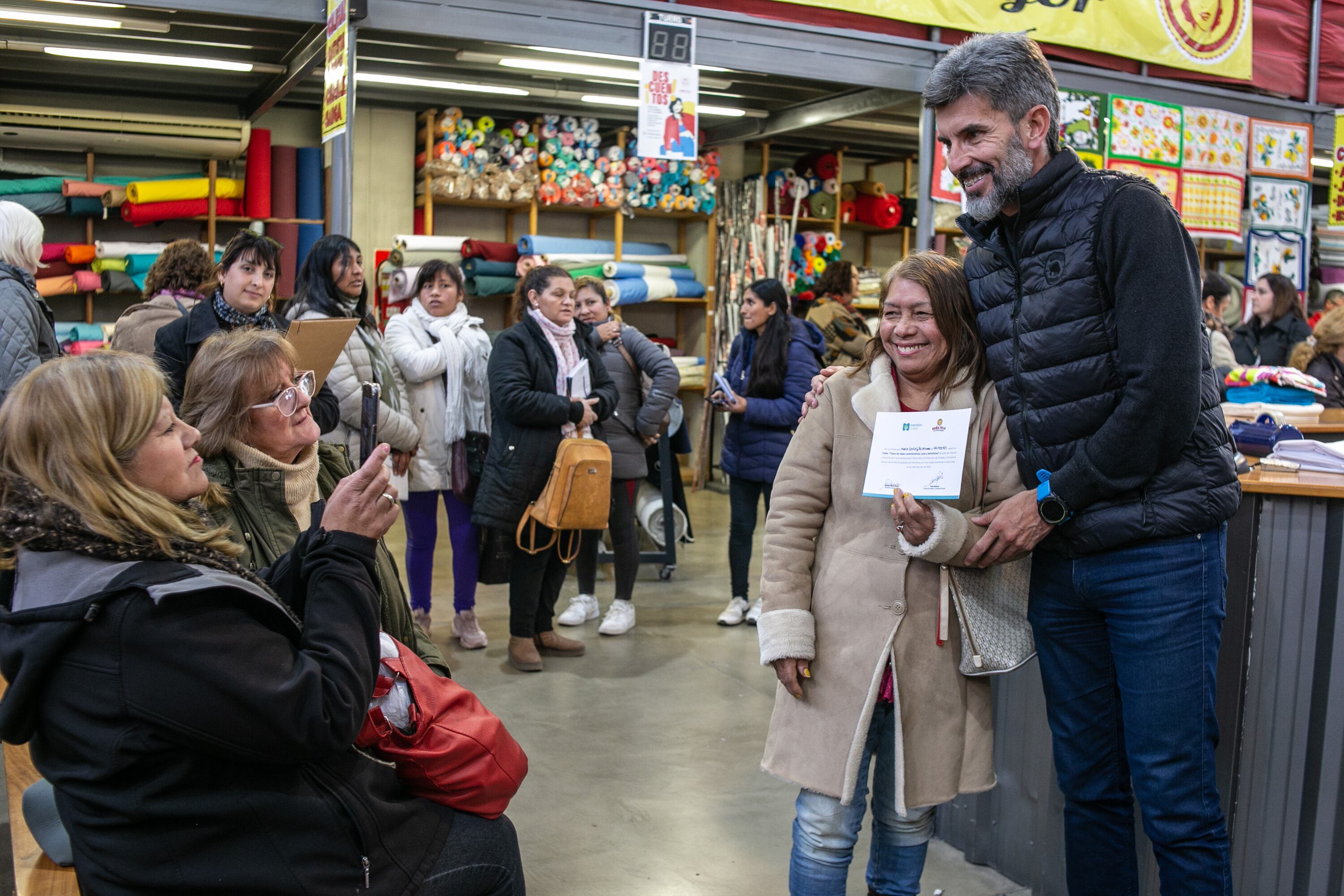 Ulpiano Suarez entregó certificados a emprendedoras textiles. Foto: Prensa Ciudad de Mendoza