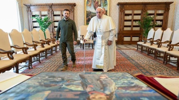 El Papa recibió a Zelenski en el Vaticano: el presidente de Ucrania llegó demorado a la cita y con mucha custodia. Vatican News