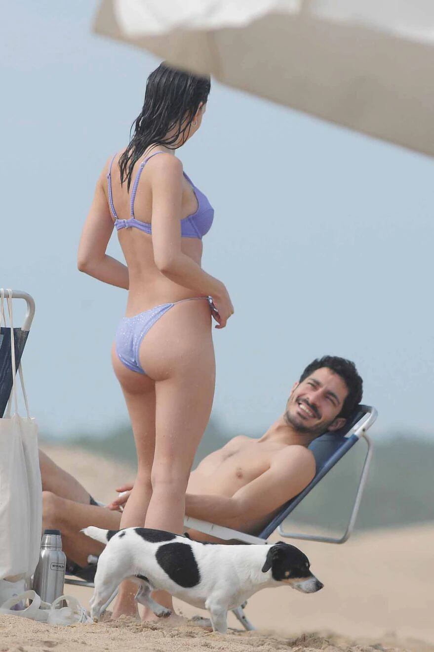 Ursula Corberó y Chino Darín en la playa