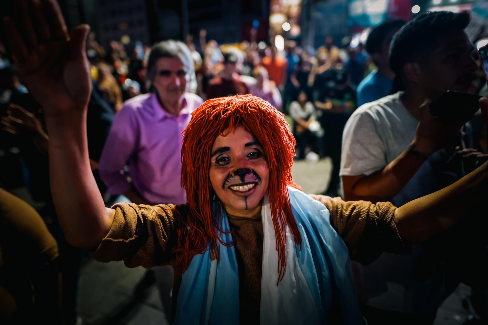 Simpatizantes del presidente electo de Argentina, Javier Milei, celebran en las calles tras conocer los resultados que le dieron como ganador del balotaje tras la jornada electoral de segunda vuelta, hoy, en Buenos Aires. EFE/ Juan Ignacio Roncoroni
