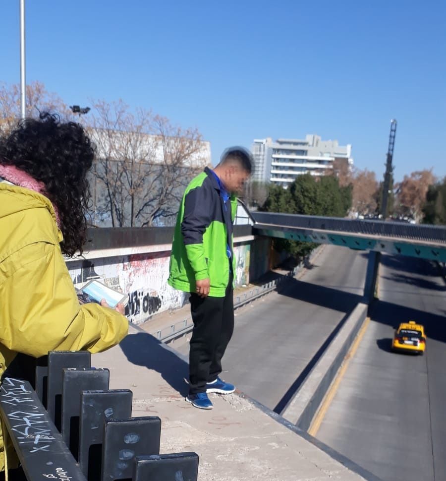 Un hombre de 25 años quiso tirarse desde el puente que cruza la calle Mitre, pero fue rescatado por las fuerzas de seguridad.