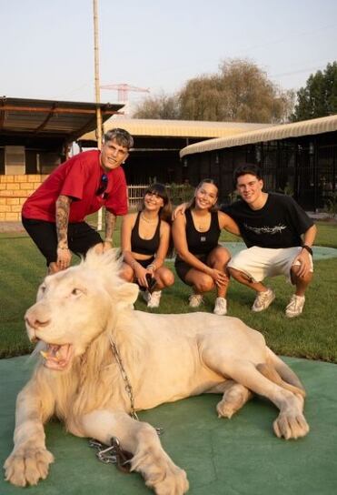 La polémica foto de Garnacho junto a un león que generó polémica en las redes sociales.