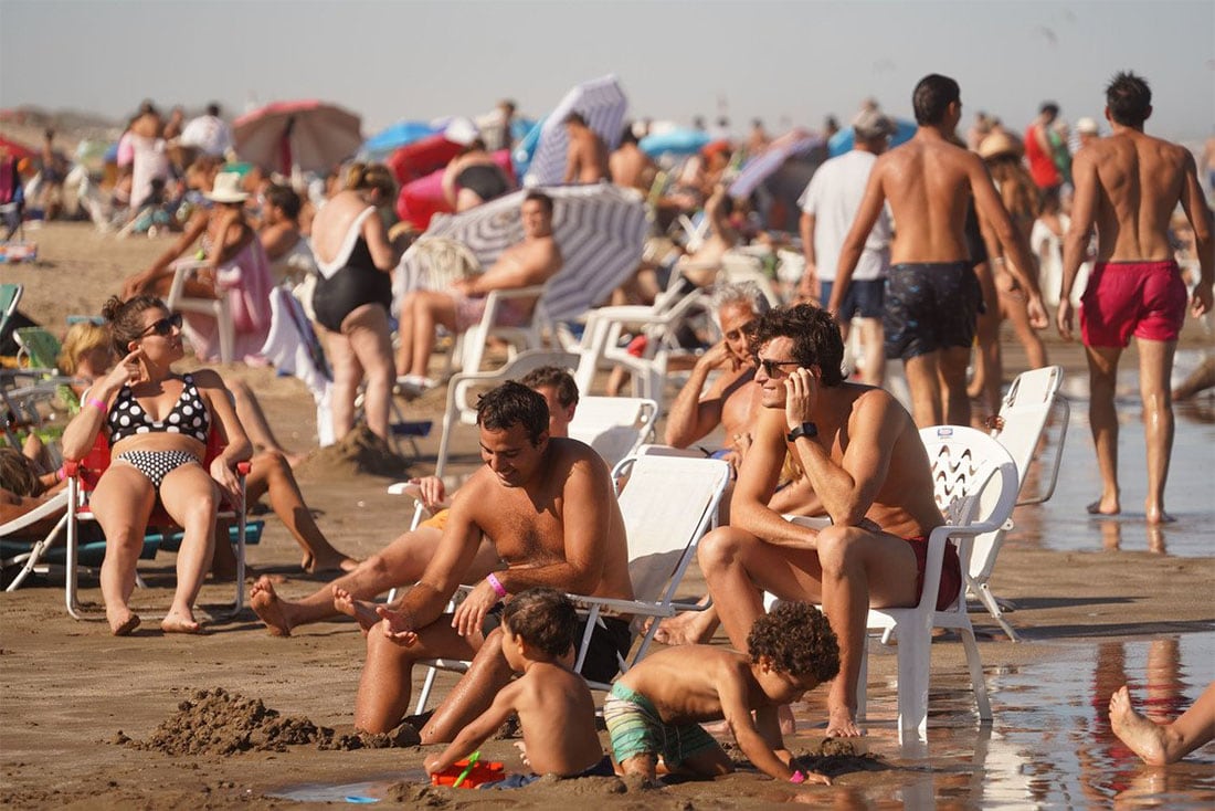 Juegos en la arena, a orillas del mar en Pinamar, un clásico para los mas chicos en la playa