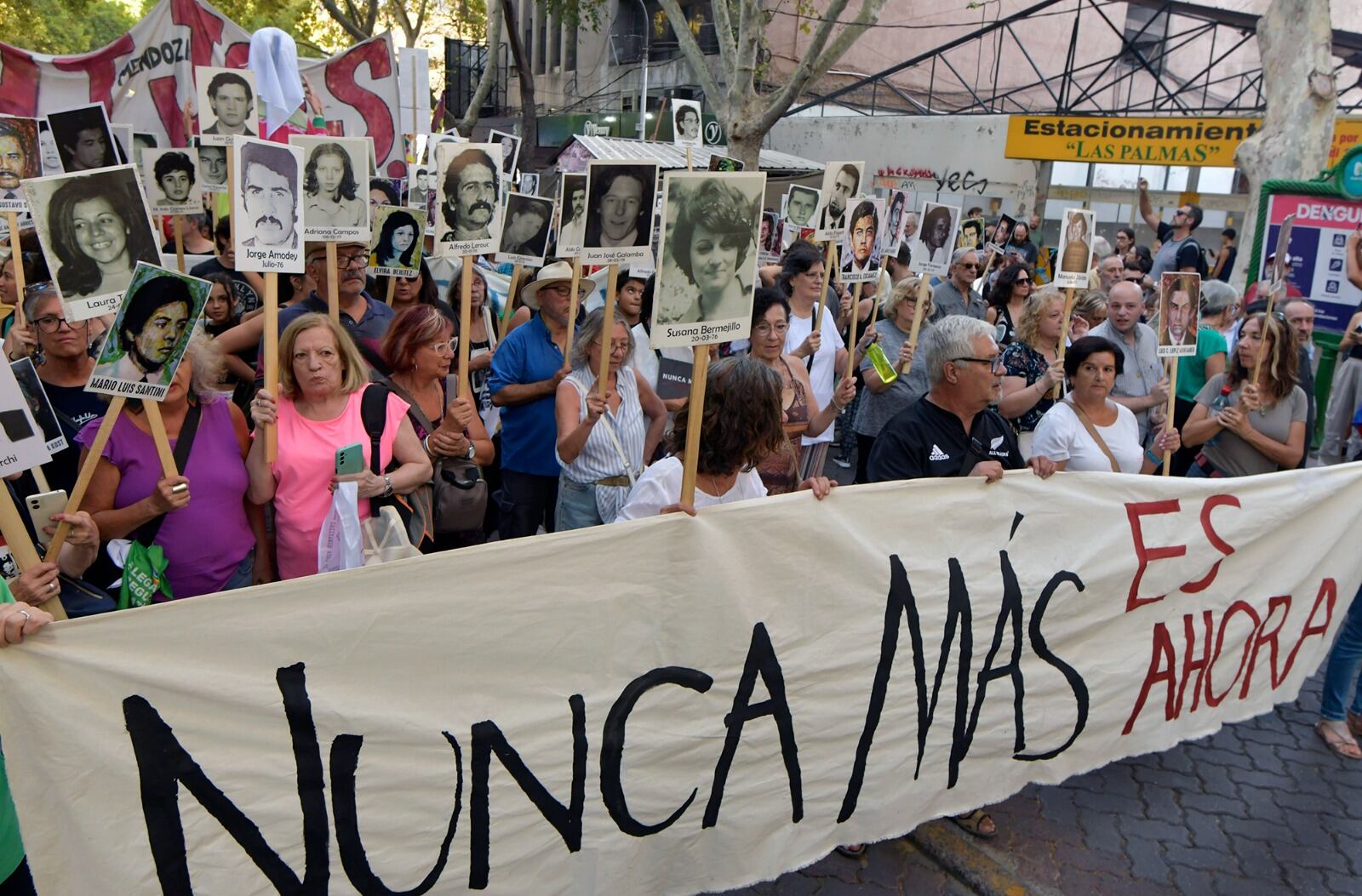 Multitudinaria marcha por el 24M en las calles mendocinas / Orlando Pelichotti.