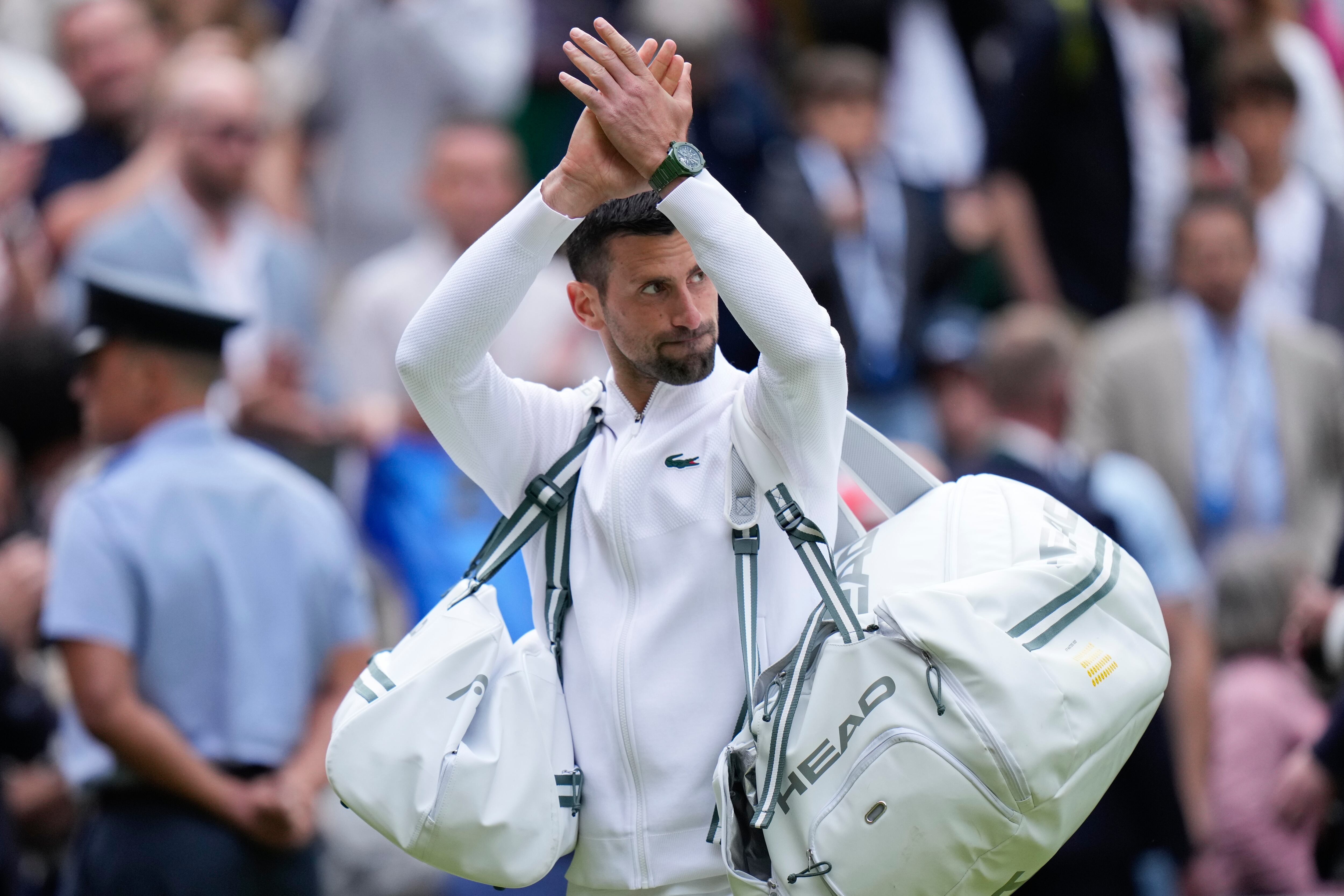 El serbio Novak Djokovic saluda a la afición en la Cancha Central tras vencer a Lorenzo Musetti en la semifinal de Wimbledon el viernes 12 de julio del 2024. (AP Foto/Alberto Pezzali)