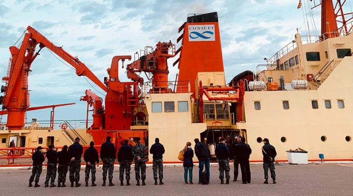 El buque ARA “Austral”, en campaña científica en aguas de Tierra del Fuego. Foto: Conicet