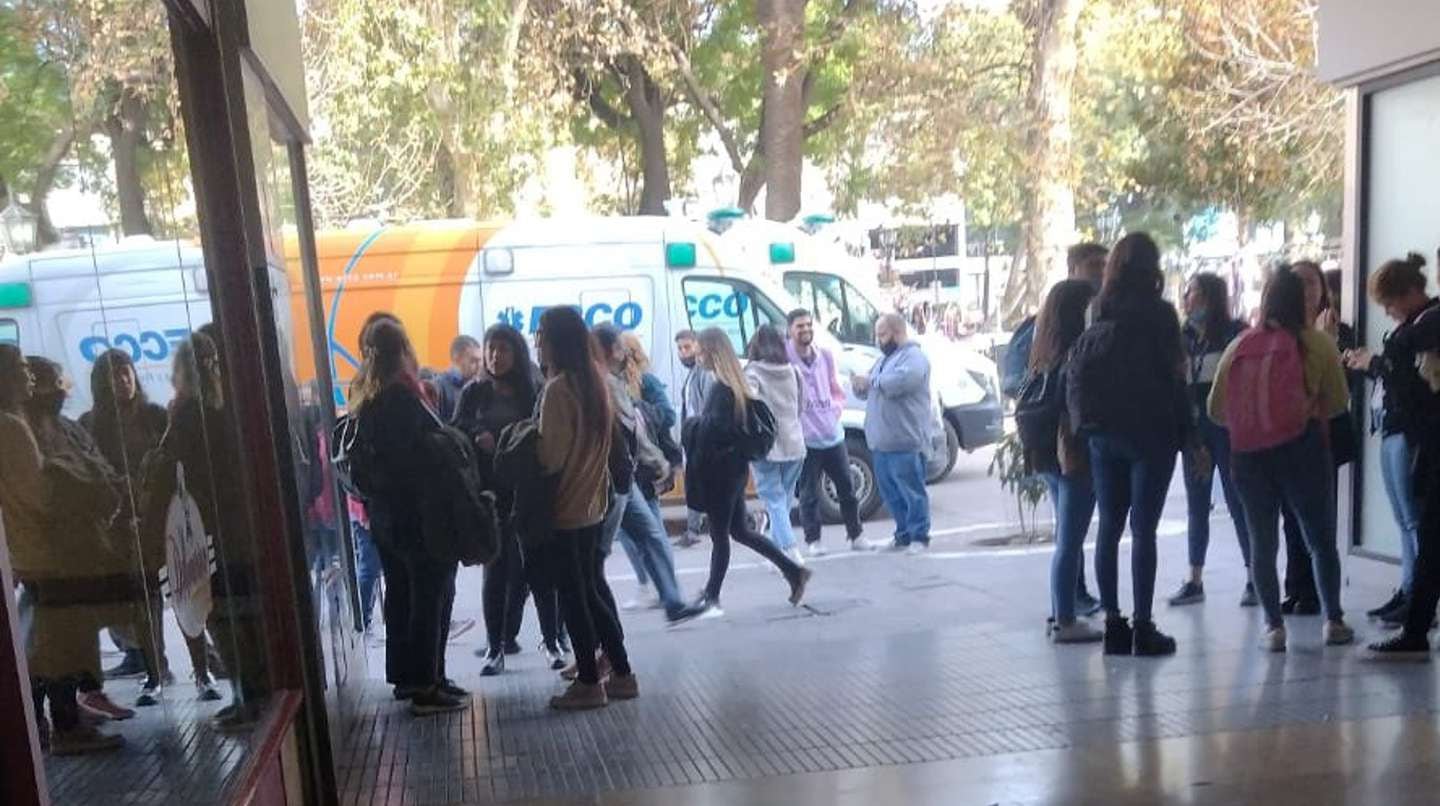 Llevó brownies “especiales” al trabajo e intoxicó a más de 20 compañeros.