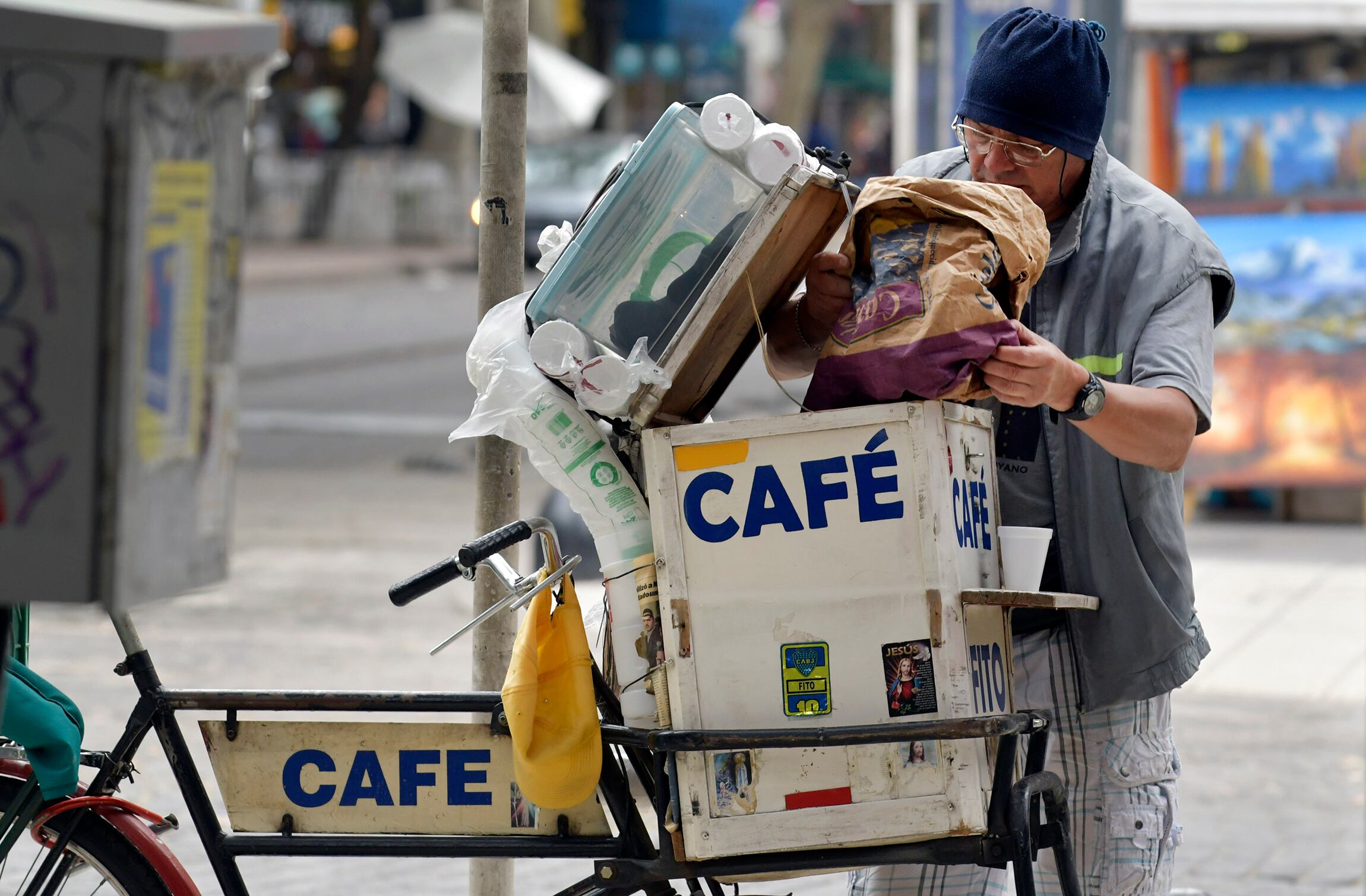 Esta mañana, los mendocinos volvieron a los abrigos y a las bebidas calientes.
 
Foto: Orlando Pelichotti
