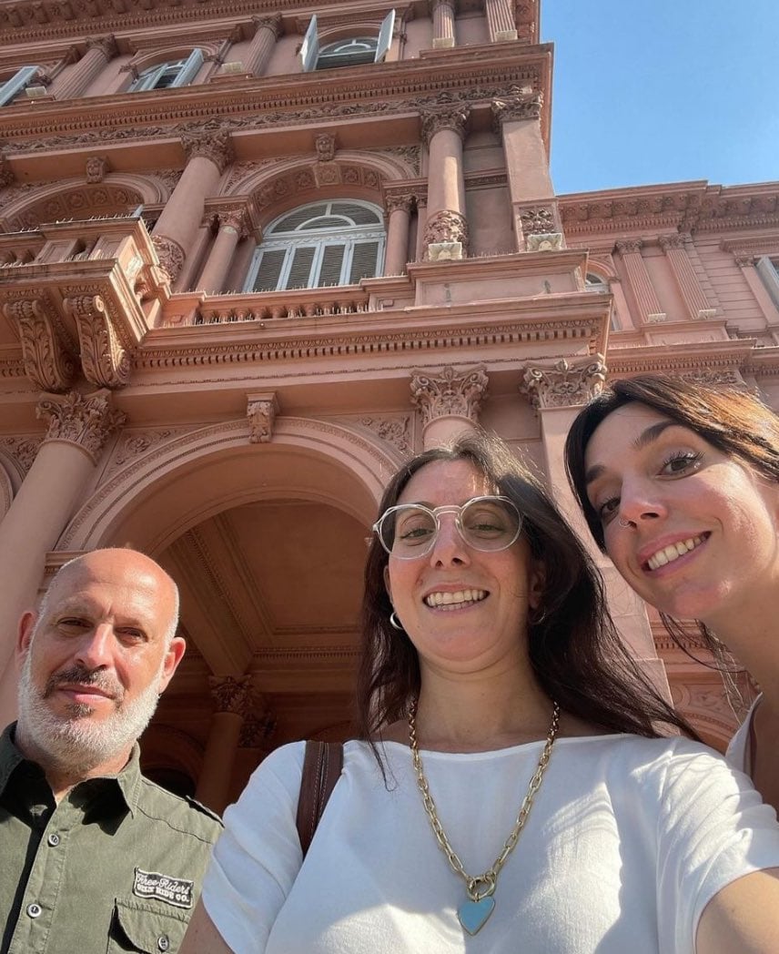 Ángel de Brito compartió imágenes de  fotos de Tamara Pettinato en Casa Rosada en la previa de su encuentro íntimo con Alberto Fernández. Captura de Twitter.