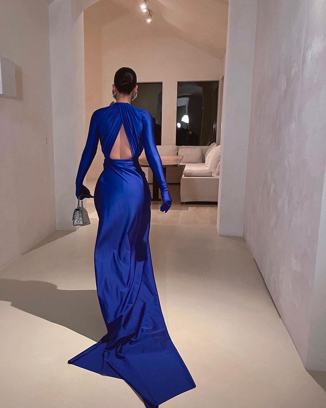 Kim Kardashian, una diva sensual con un total blue de Balenciaga