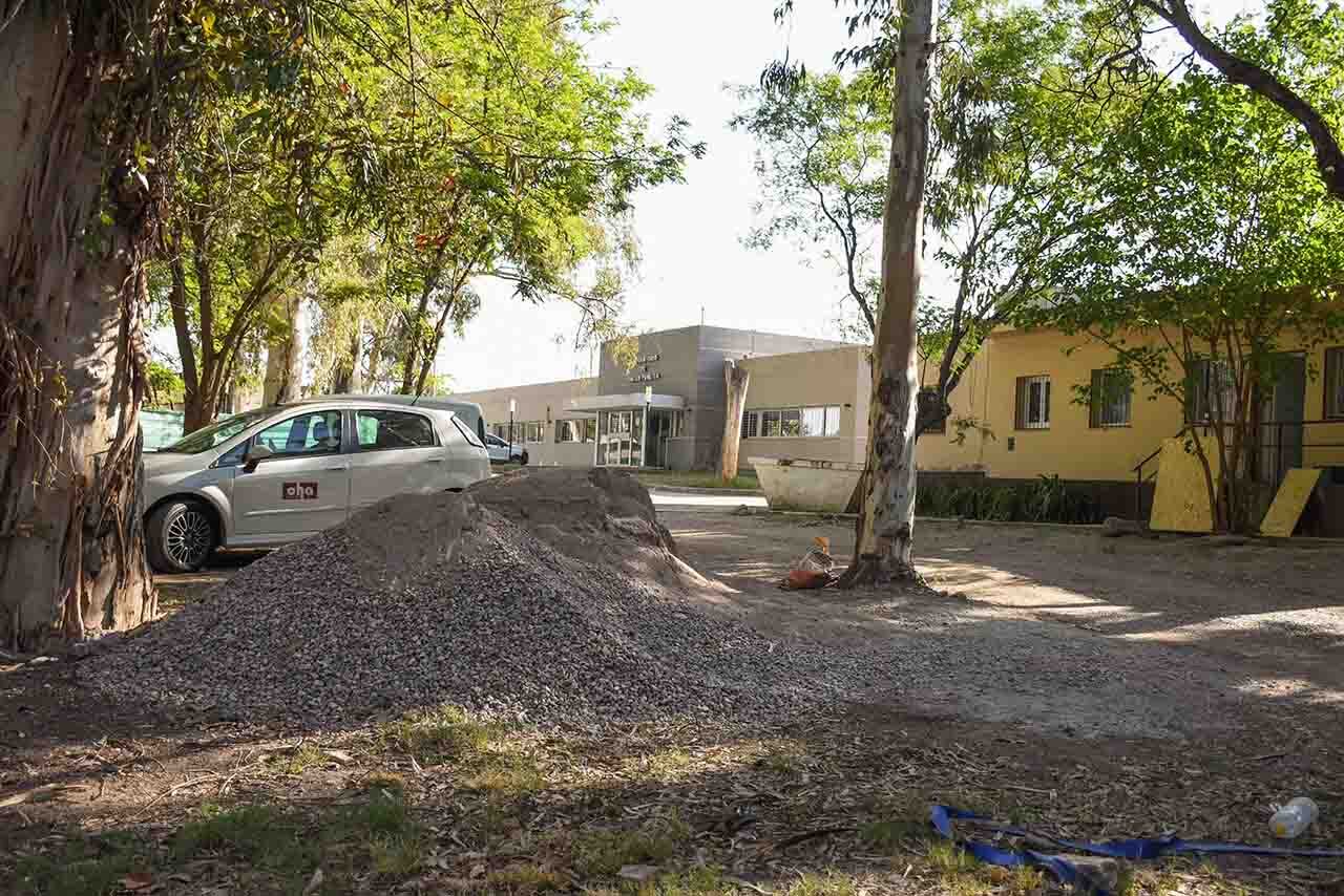 En la parte externa retiran árboles añejos para plantar nuevos y alisan el terreno para la construcción de tres playas de estacionamiento. Foto: Mariana Villa / Los Andes