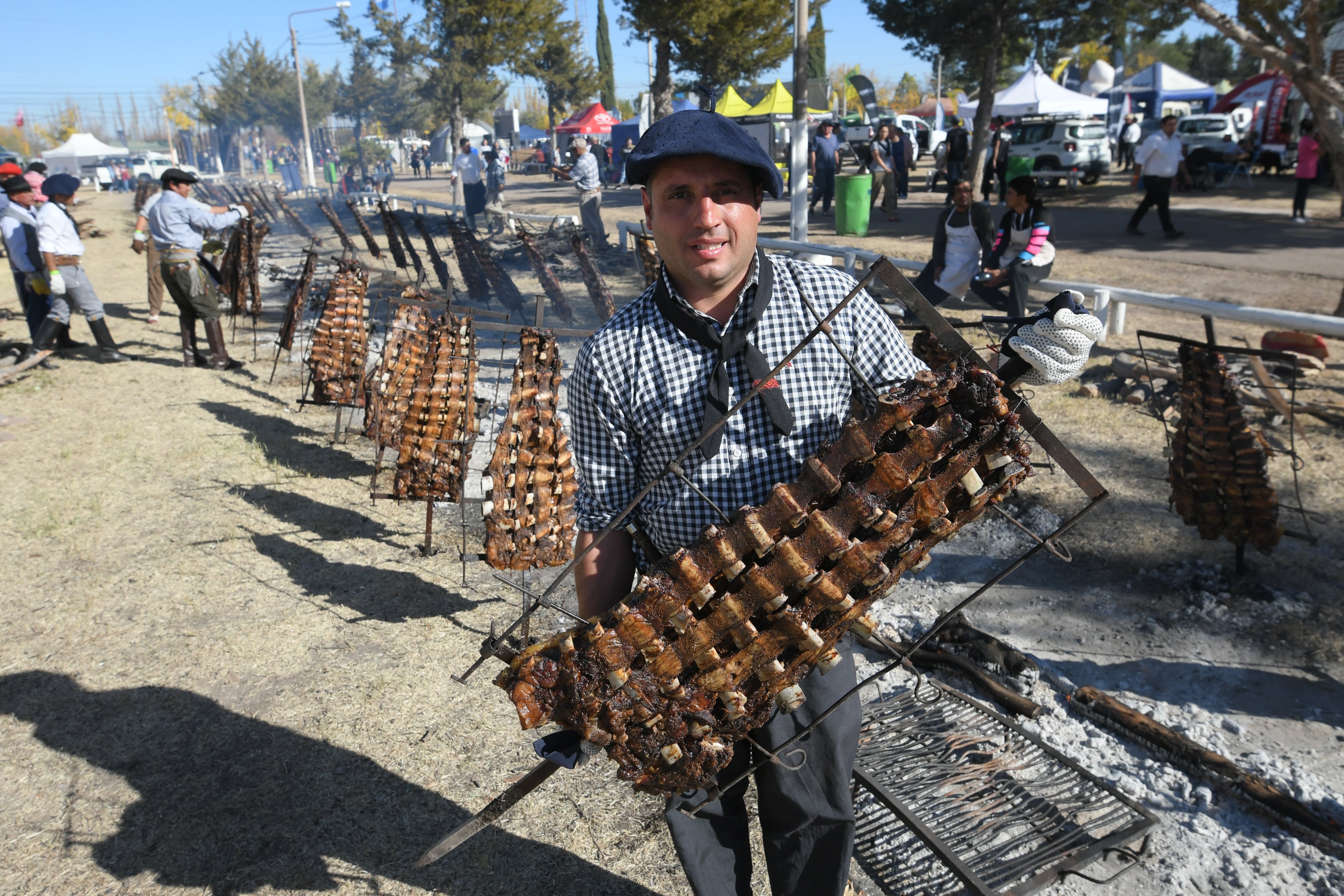 Claudio Lorenzo, uno de los especialistas en asar costillares.

Foto: Ignacio Blanco / Los Andes 