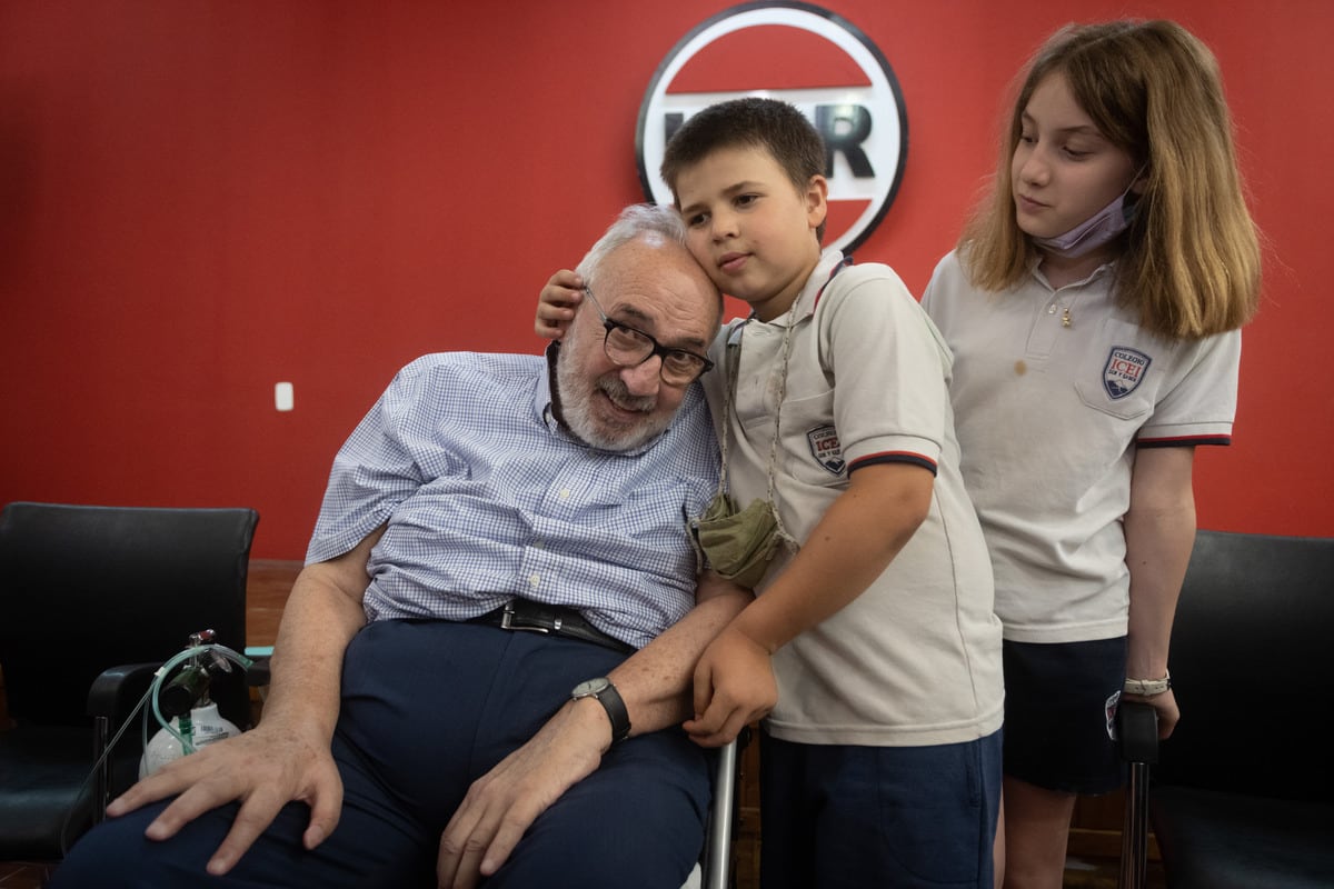 Daniel Ostropolsky junto a sus nietos Julián y Elisa (Ignacio Blanco / Los Andes)