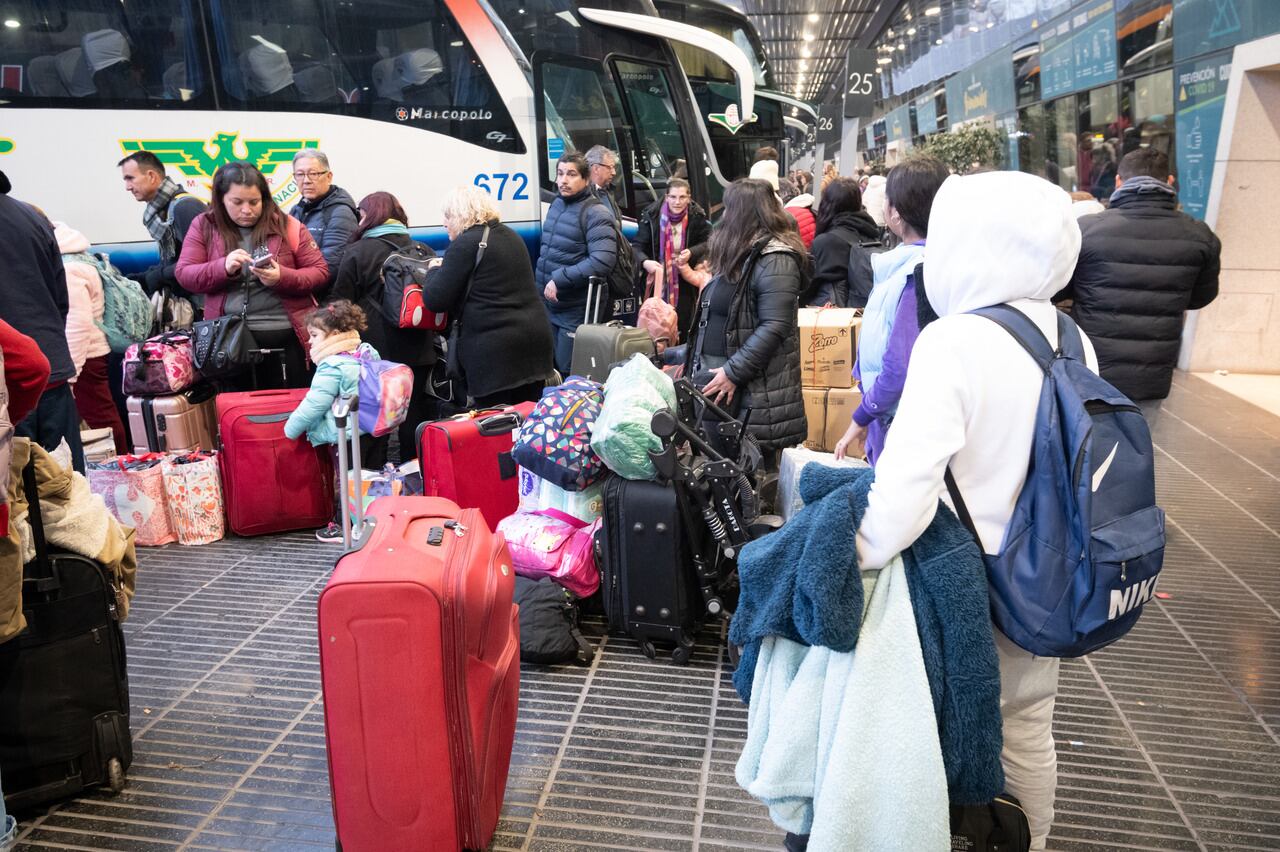 Caos en la Terminal y en la ruta para cruzar a Chile -  Foto: Ignacio Blanco / Los Andes