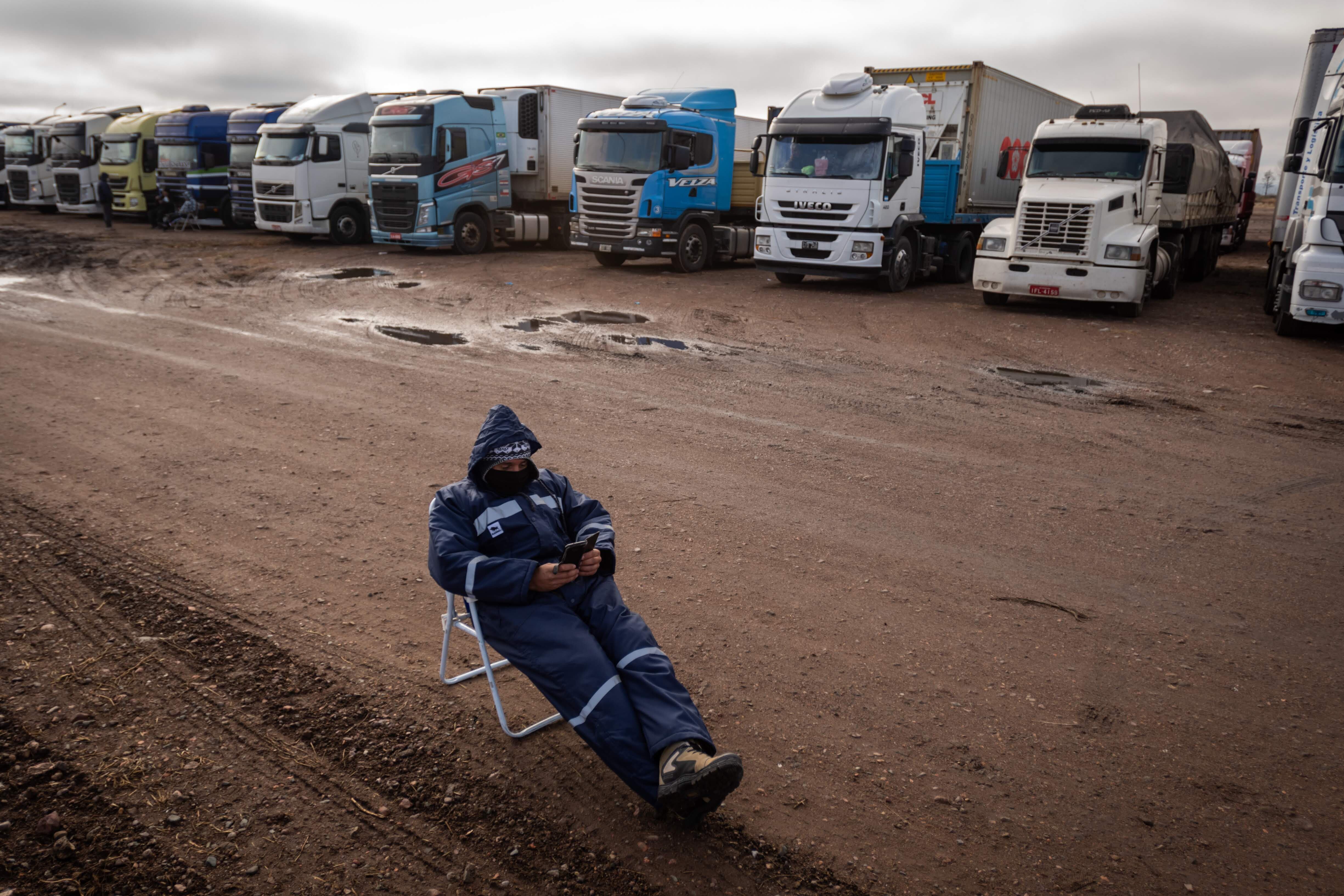 Mendoza 4 de junio de 2020 
Puerto Seco, ruta 7 y ruta 84, Lujan de Cuyo. 
Intensas nevadas, cierre del paso a Chile y más de 200 camiones varados.  

Foto: Ignacio Blanco / Los Andes