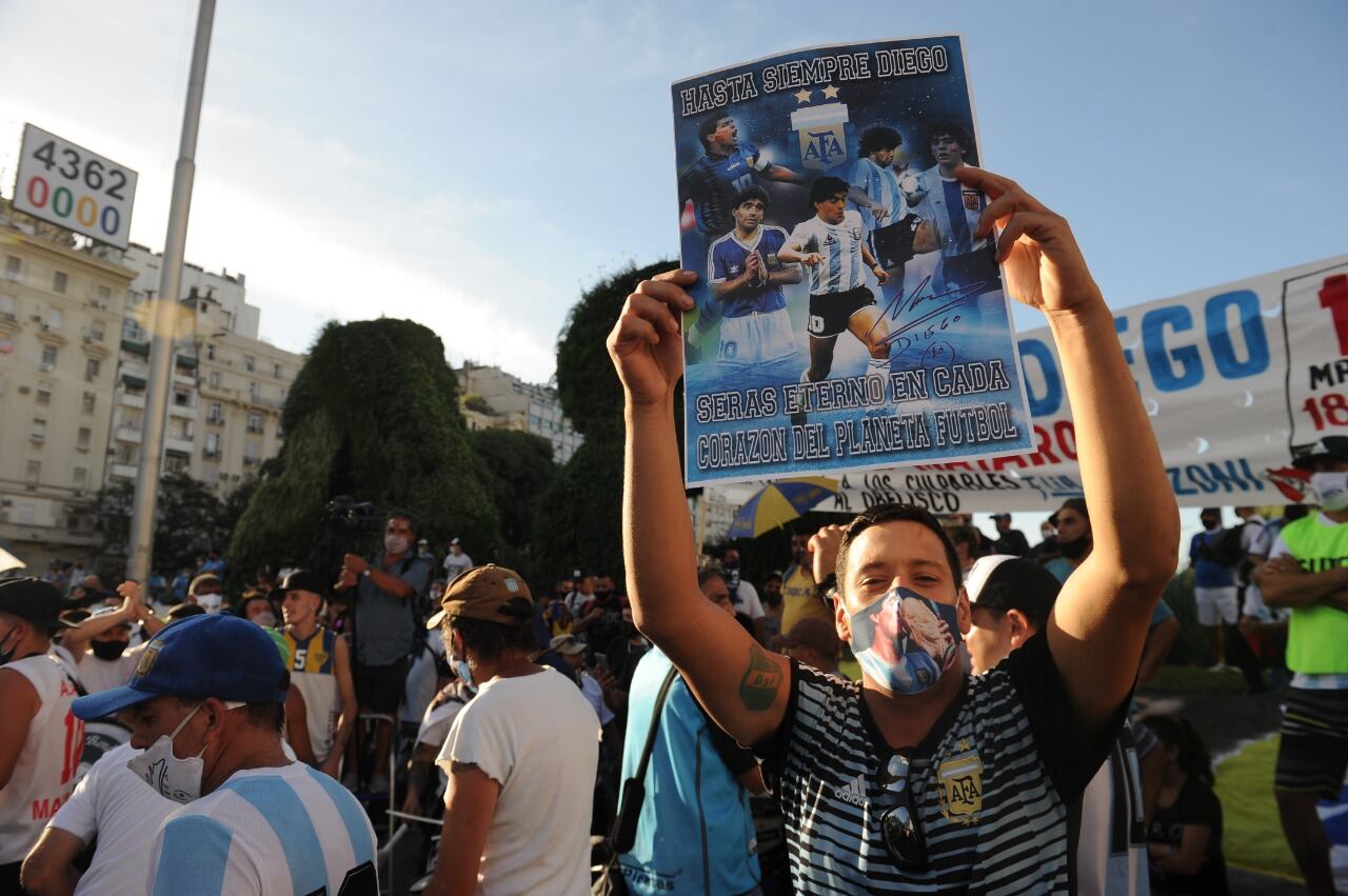 Multitudinaria y caótica marcha por Maradona en el Obelisco para reclamar por la muerte del Diez.