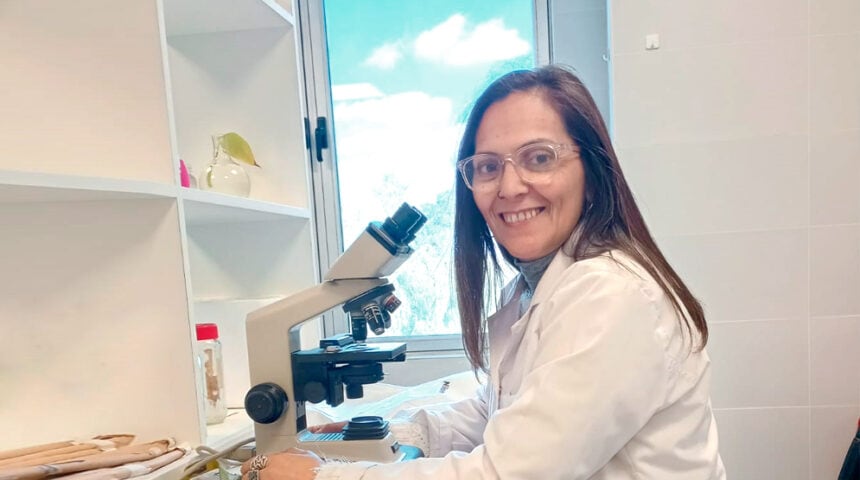 La investigadora Patricia Barrera del IHEM trabajando con el microscopio. Foto: Gentileza