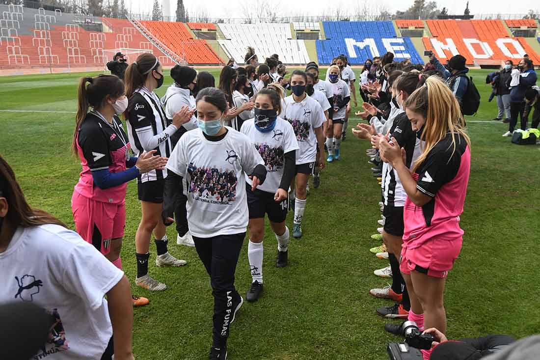 El equipo de Gimnasia aplaude a las nuevas campeonas de la Liga.