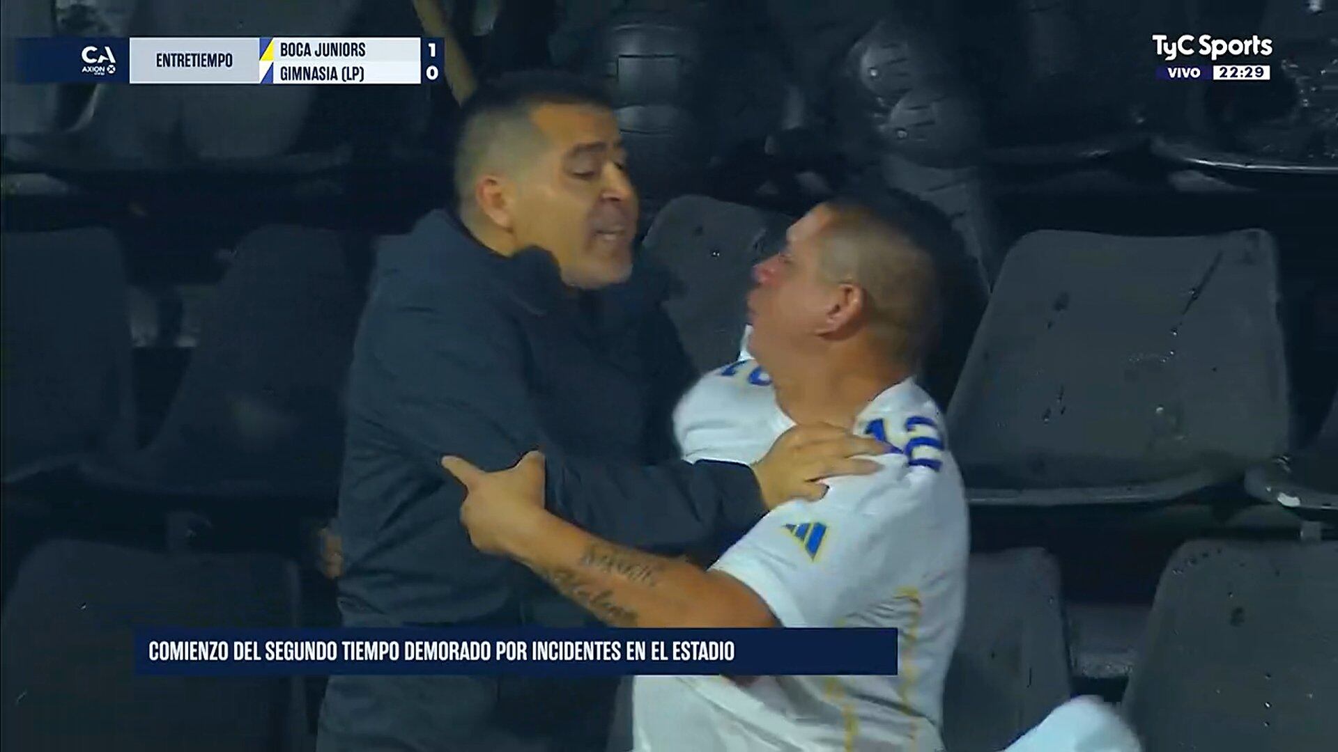 Riquelme, presidente de Boca, intervino y en el medio da la tribuna calmó a sus hinchas. / Gentileza.