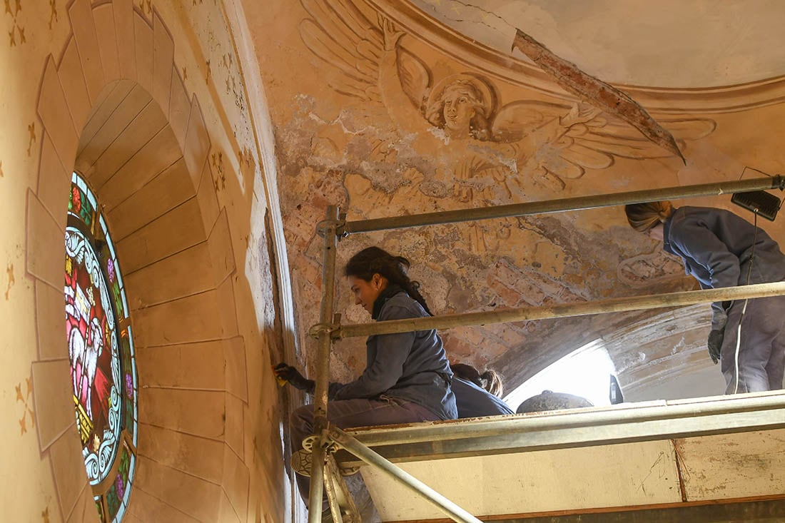 Un equipo de ingenieros patrimonialistas están realizando una restauración del edificio y de las pinturas del templo de la iglesia María Auxiliadora de Rodeo del Medio, Maipú. Foto: Marcelo Rolland / Los Andes