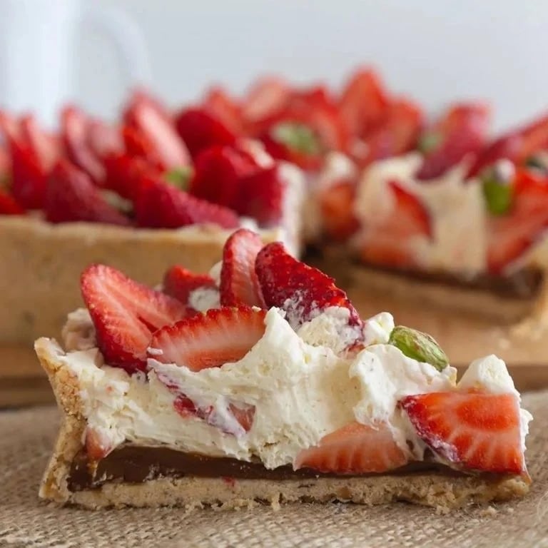 Tarta de frutillas, dulce de leche y crema.