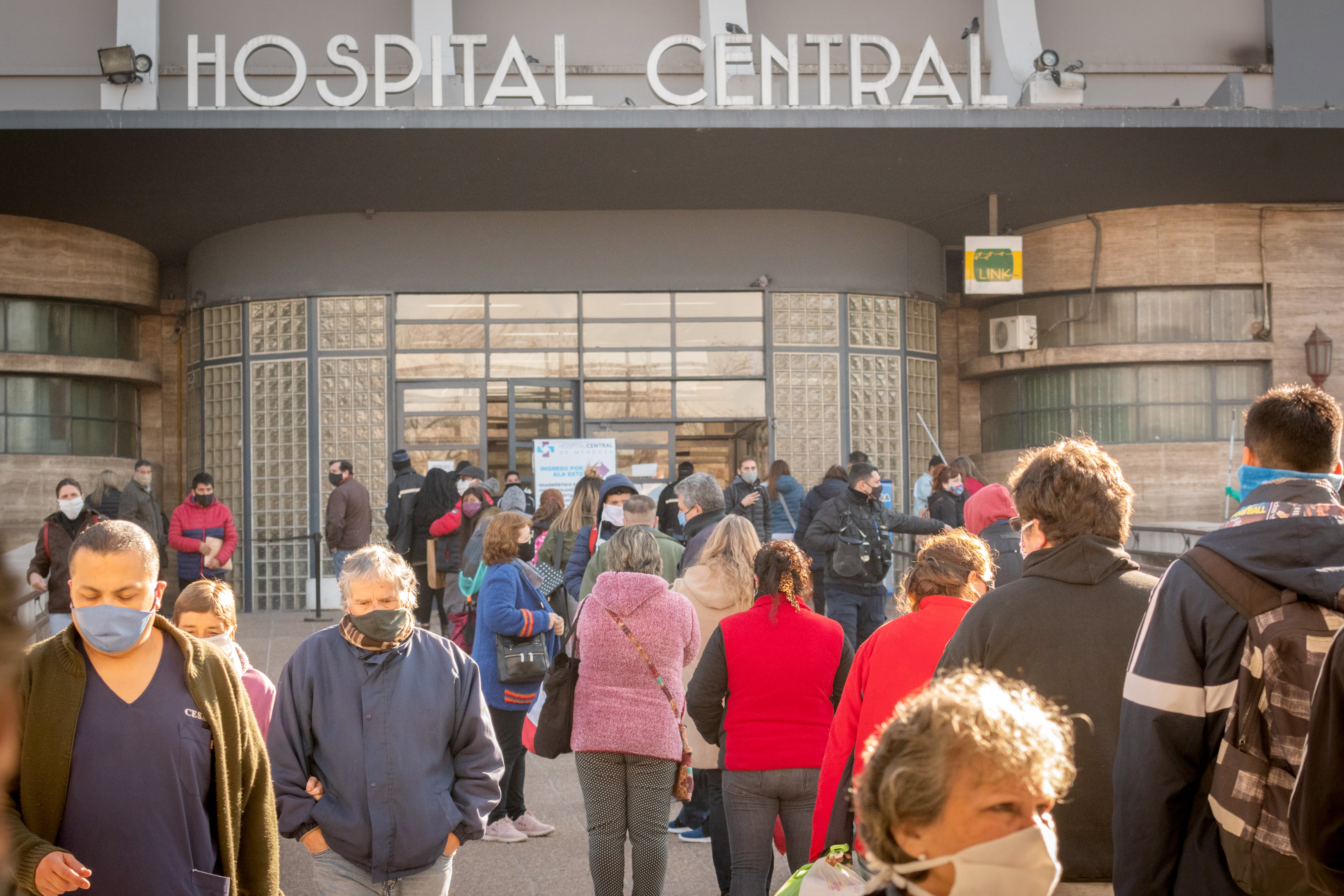 Agosto. Largas filas para ingresar a la guardia del Hospital Central.
  Orlando Pelichotti