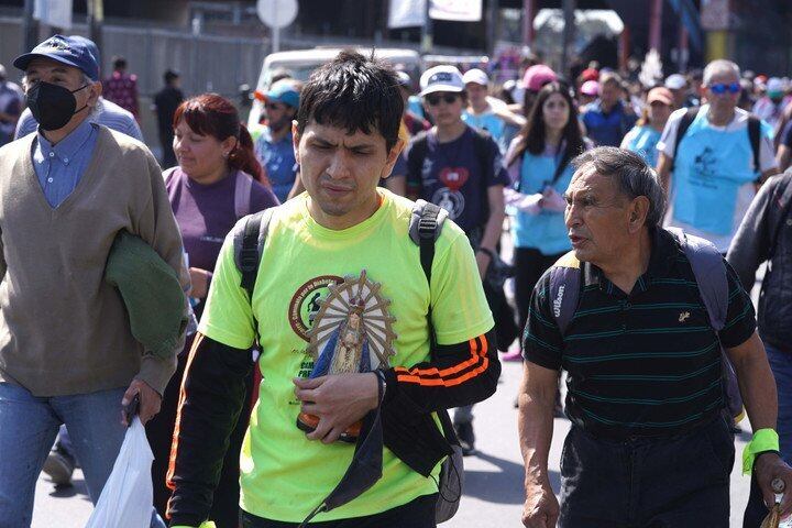 El recorrido es de casi 60 kilómetros. Miles de creyentes lo realizan con devoción. Foto: Clarín