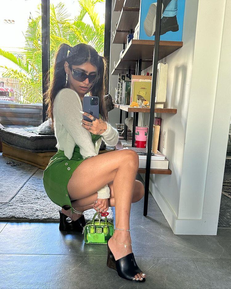 Mia Khalifa posó con la bata abierta