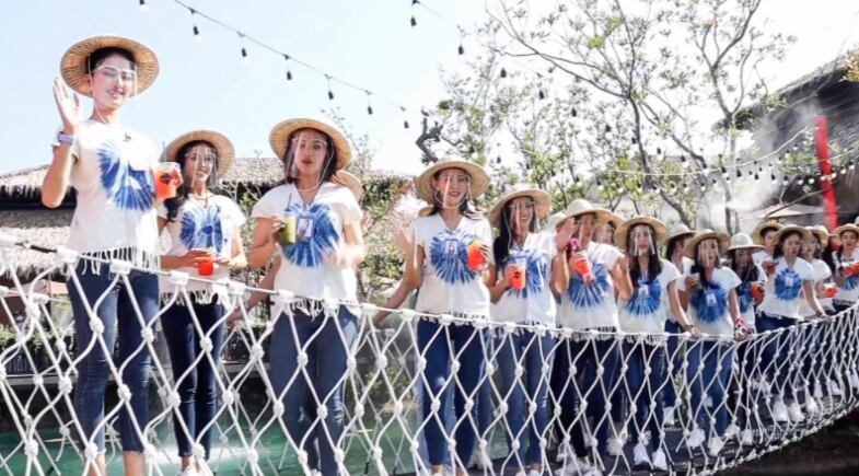 Treinta chicas terminaron en el agua tras la ruptura de un puente colgante en Tailandia. Foto: The Sun