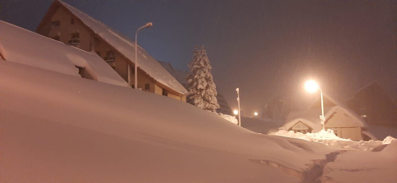 Las Leñas amaneció cubierta de nieve. 