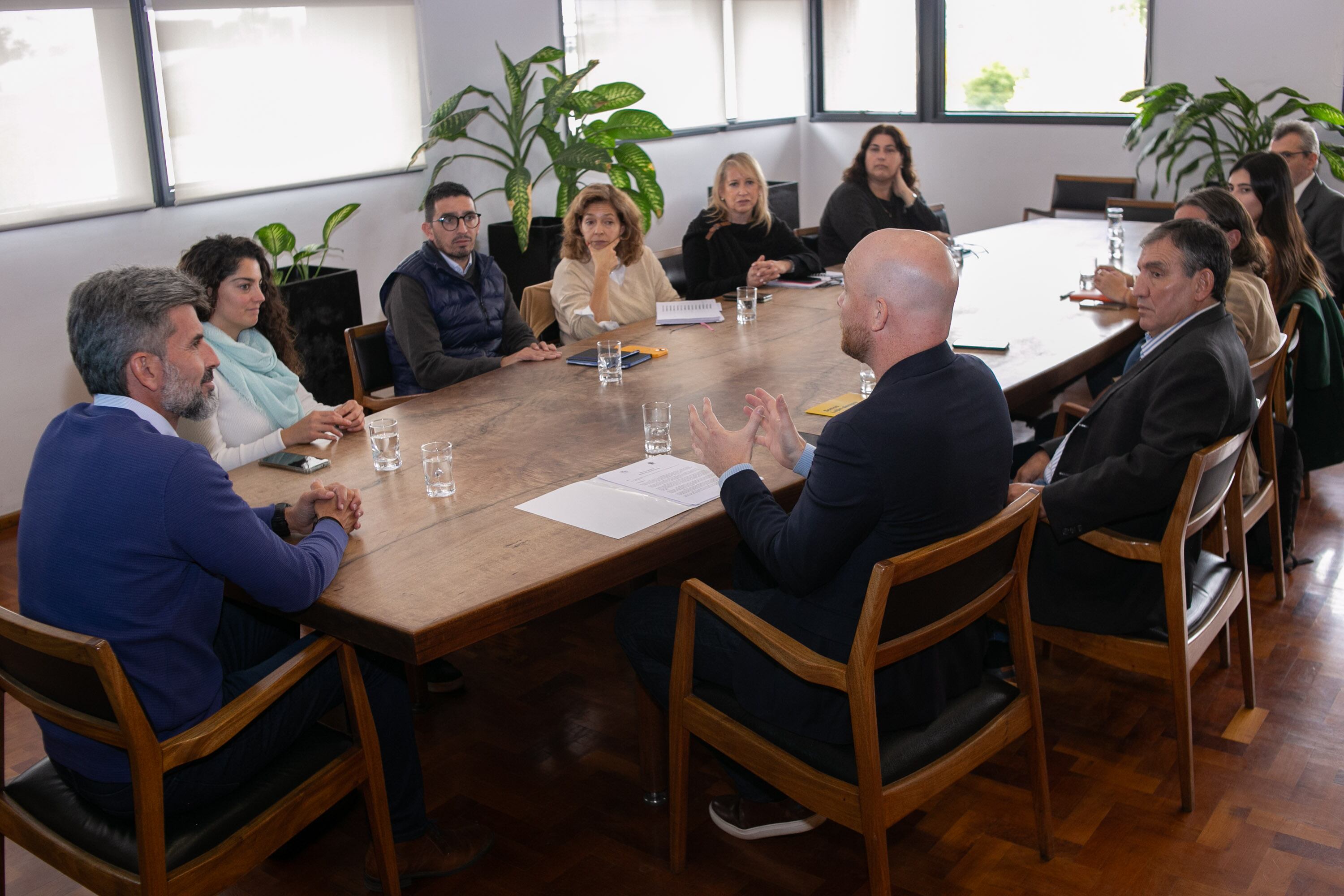 Ulpiano Suarez dialogó con Esteban Allasino y concejales de Luján. Foto: Municipalidad de Ciudad.