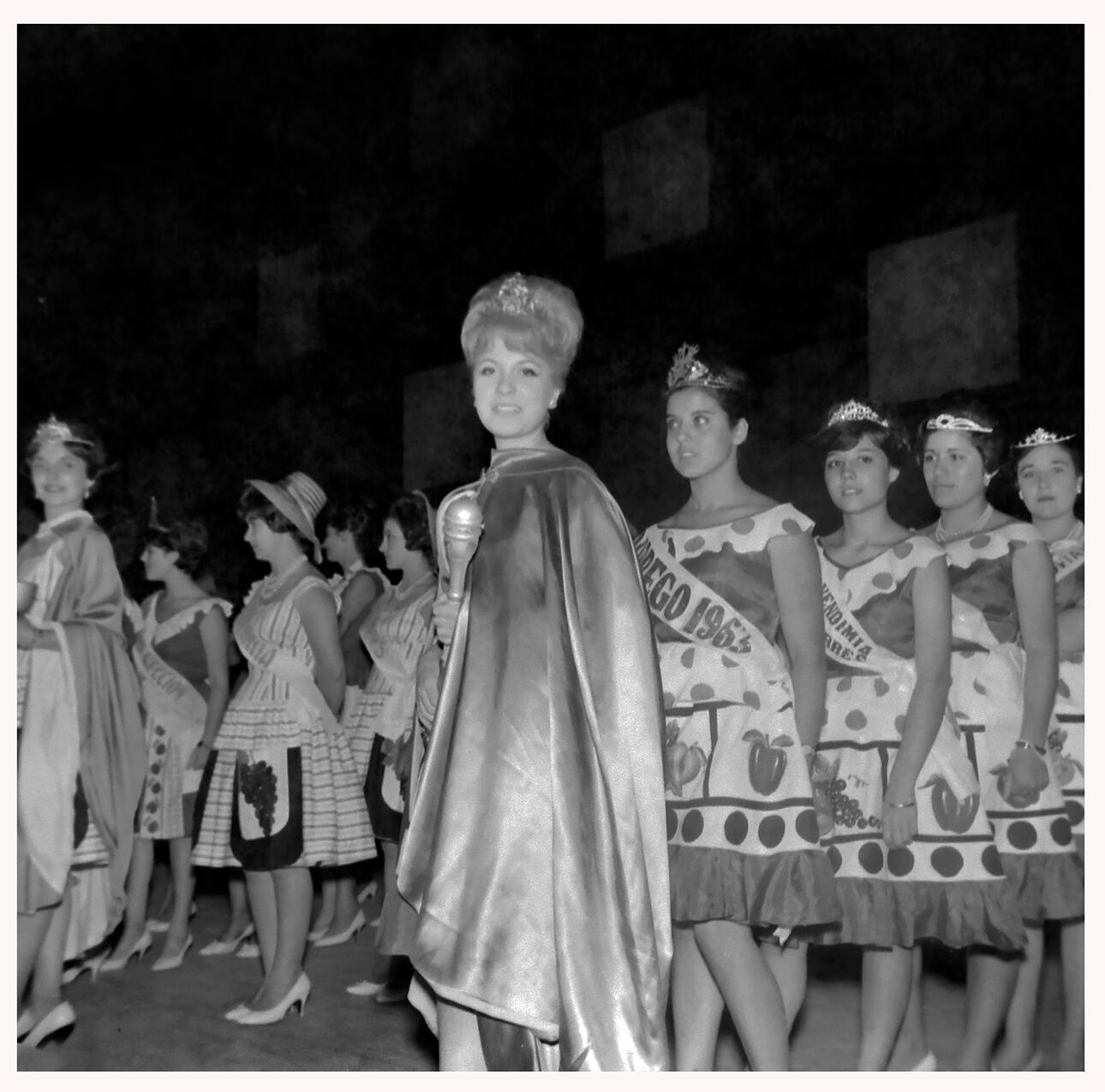 En primer plano, la reina del departamento de Guaymallén Edith Fernández y su corte.
Fotografía inédita del Archivo General de la Provincia de Mendoza
