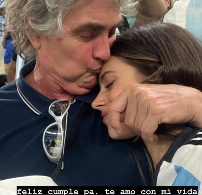 Tini Stoessel junto a su padre, en el partido de Argentina- México.