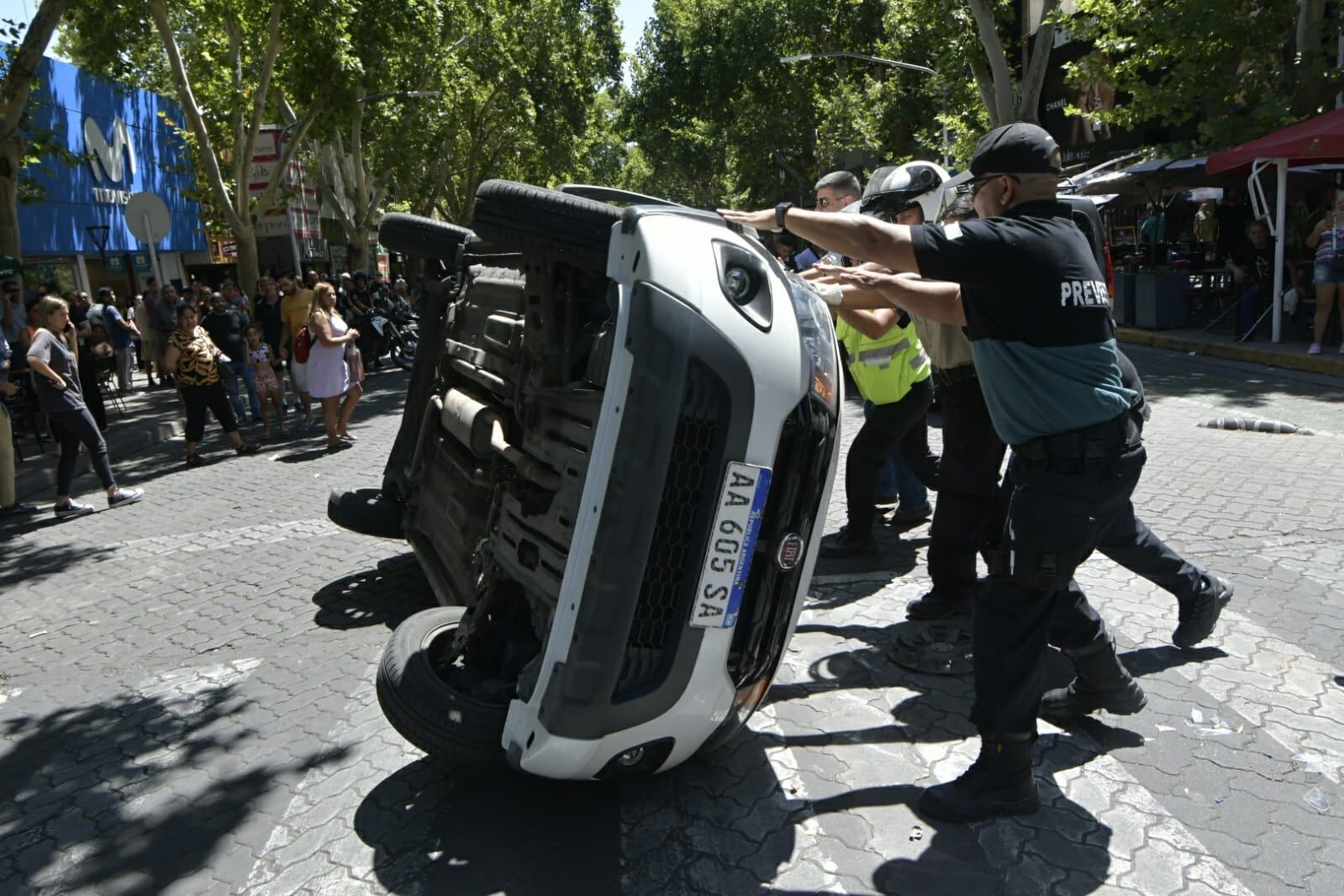 Choque múltiple en pleno corazón de la Ciudad de Mendoza (Orlando Pelichotti / Los Andes)