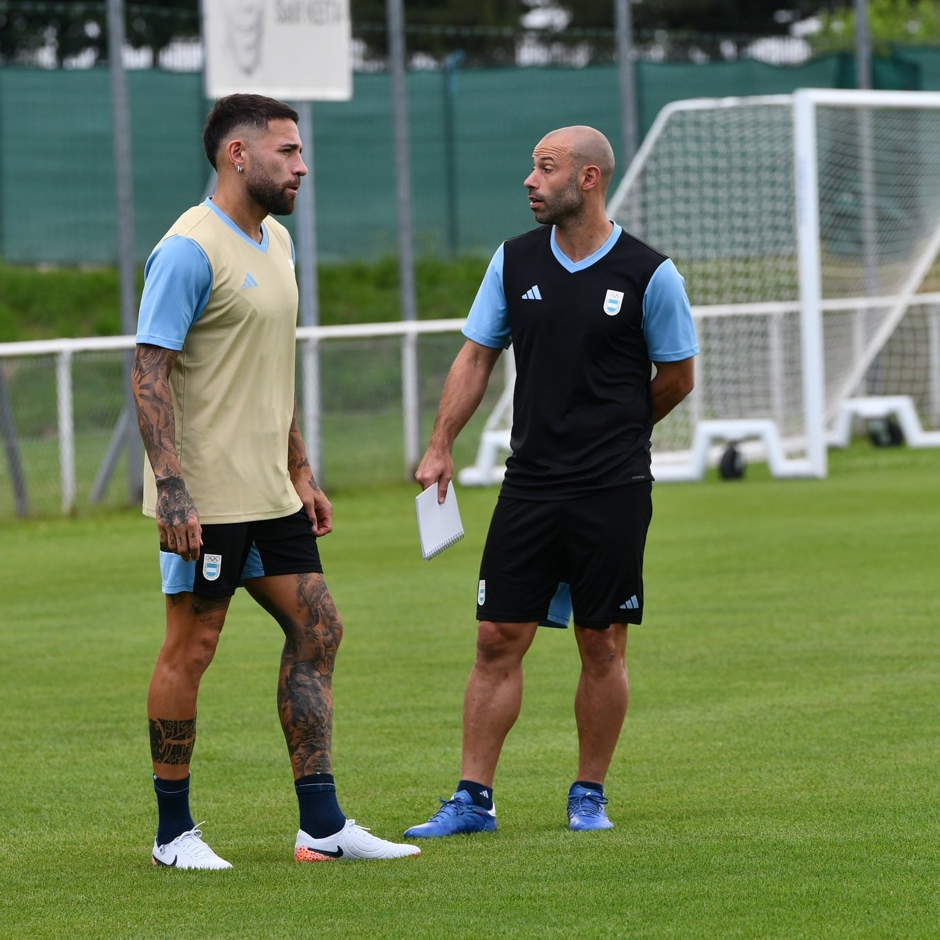 Nicolás Otamendi junto a Javier Mascherano en el entrenamiento de la Selección Argentina.