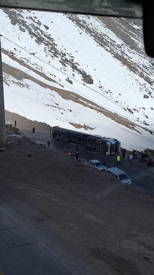 Volcó un camión en los Caracoles de Chile. Foto: X / @VALLEOVA